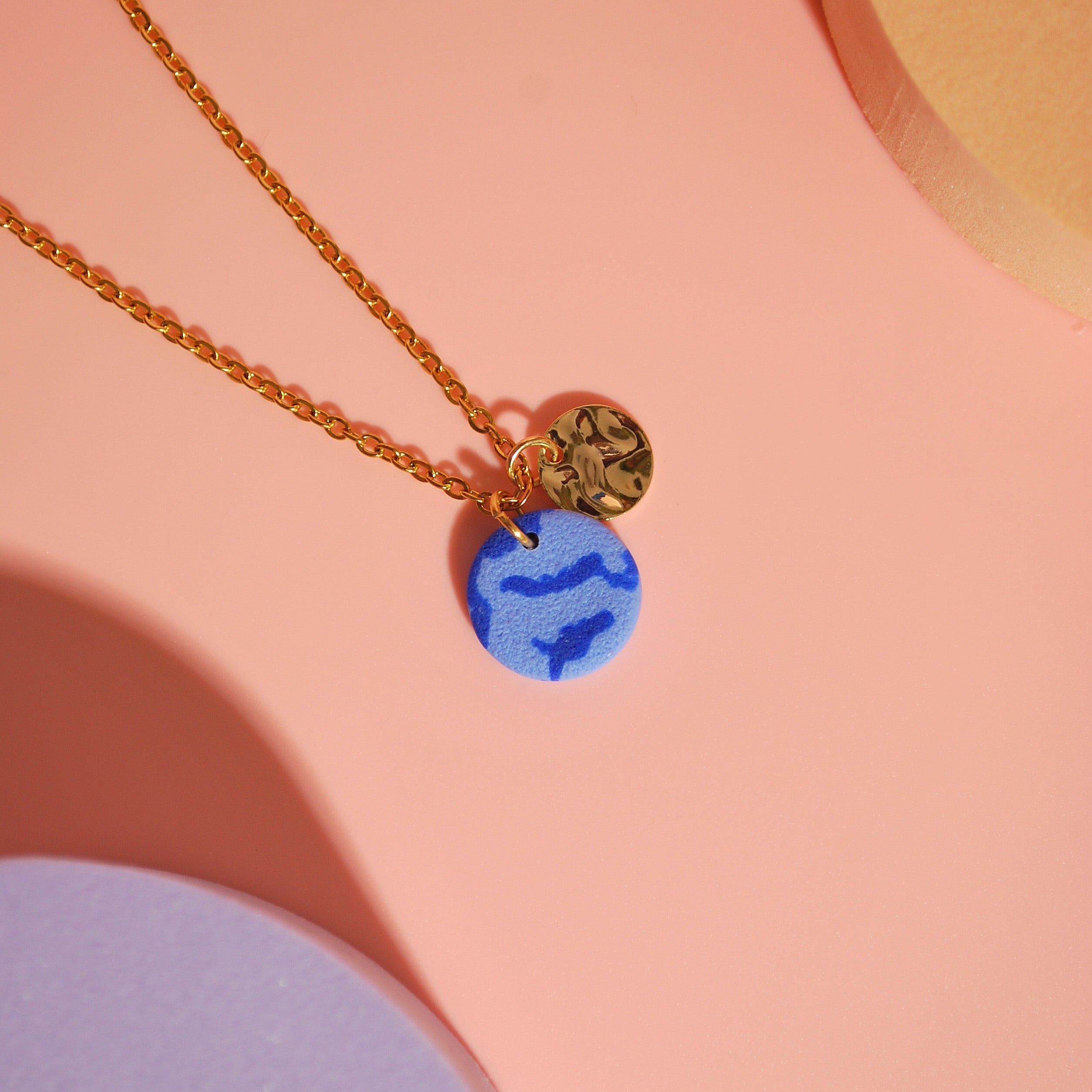 Blauer Marmor-Anhänger auf vergoldeter Edelstahlkette