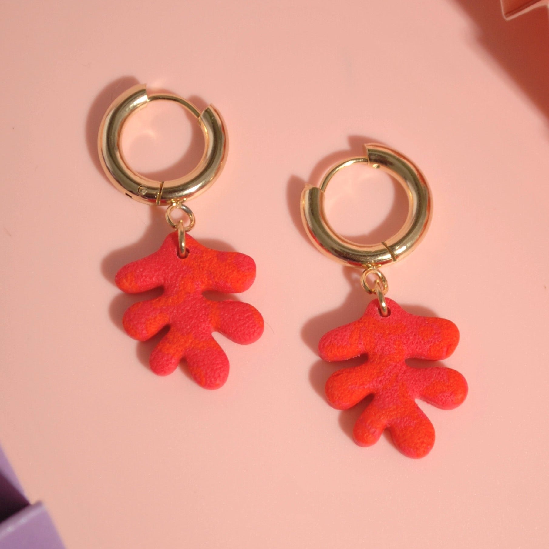 Sommerliche Ohrringe mit natürlicher Struktur – 24K vergoldet