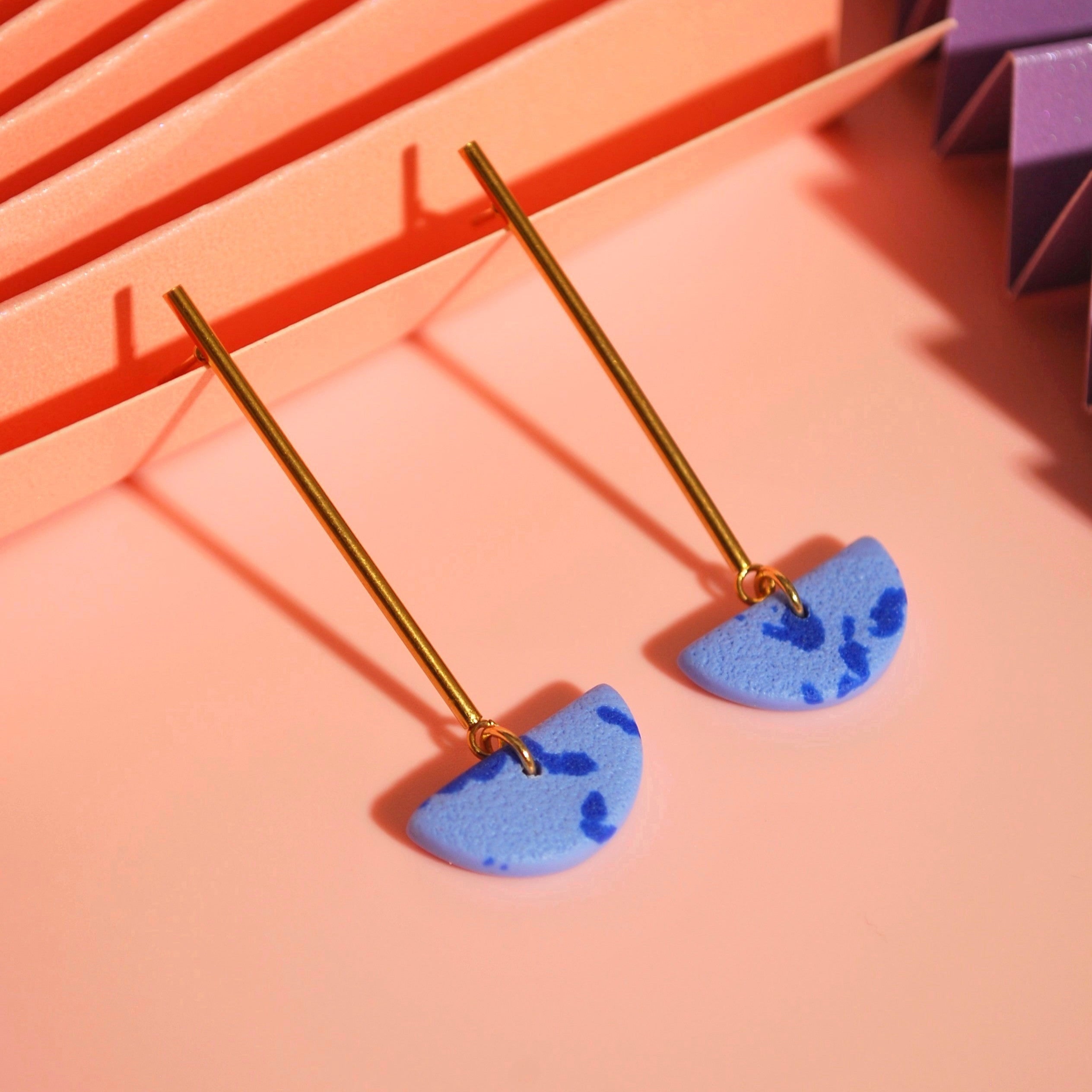 Blaue Langohrringe mit Polymer Clay Anhänger