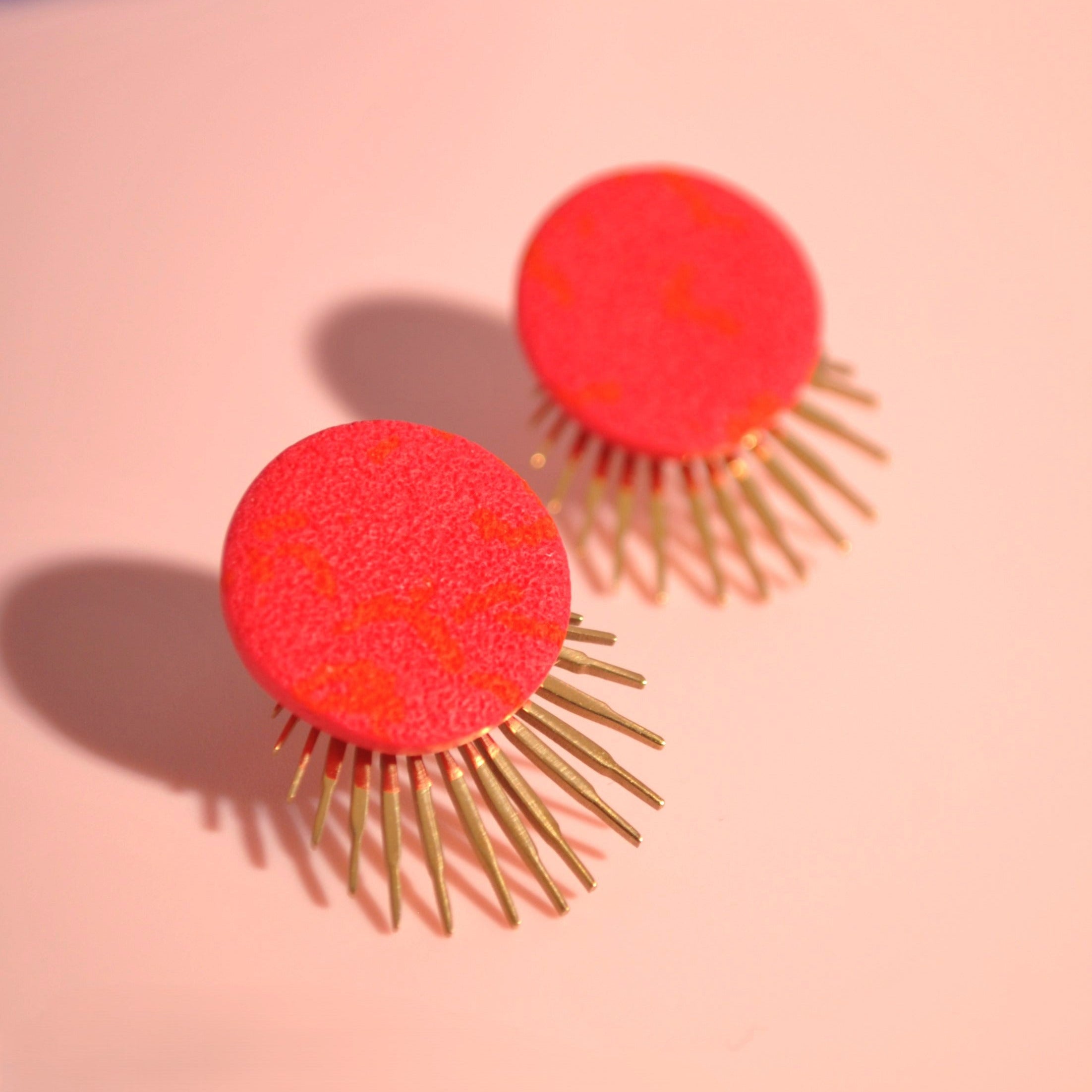 Goldene Ohrstecker aus Chirurgenstahl – leicht & hautfreundlich - Pink