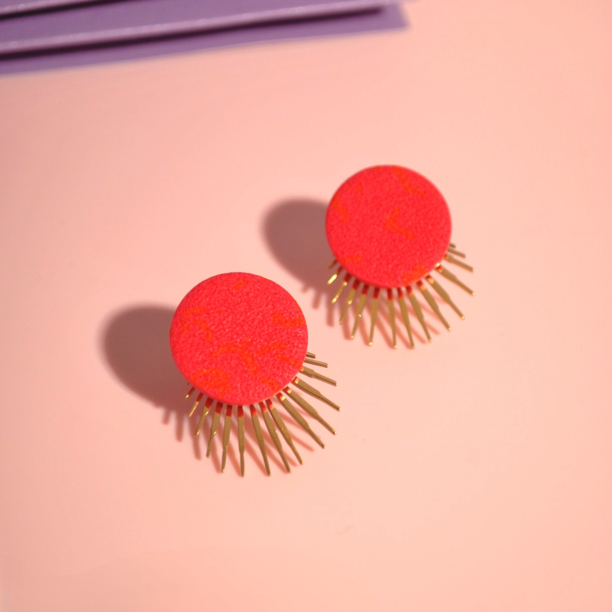 Linda – Pink Ohrringe - moderne, organisch geformte Ohrstecker aus vergoldetem Edelstahl