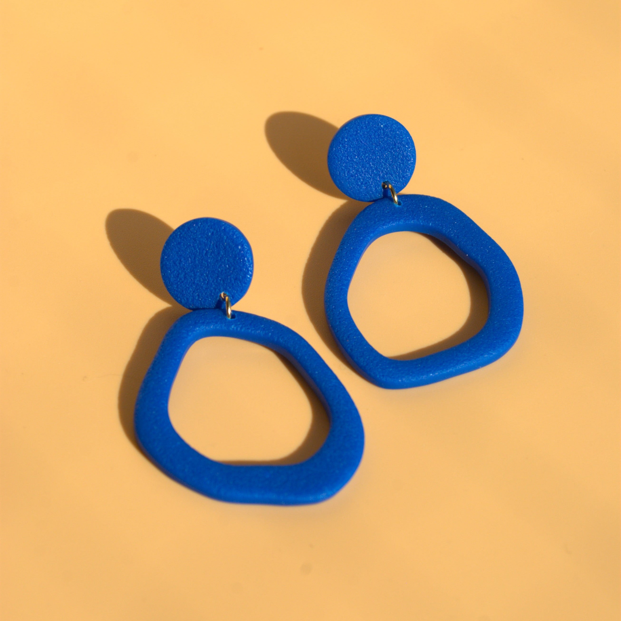 Bunte Ohrringe im Statement-Stil – leicht & auffällig