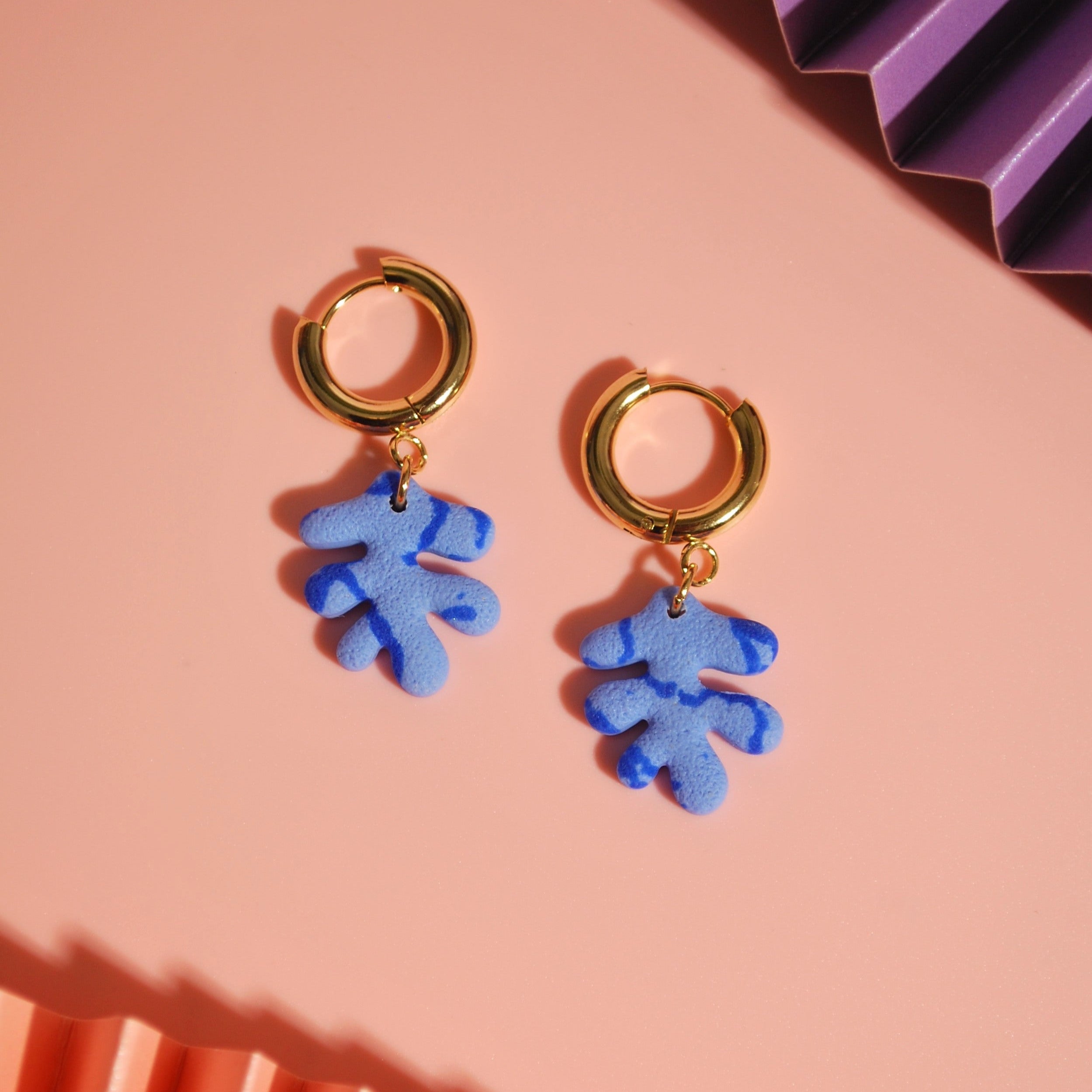 handgemachte-creolen-hellblau-vergoldet