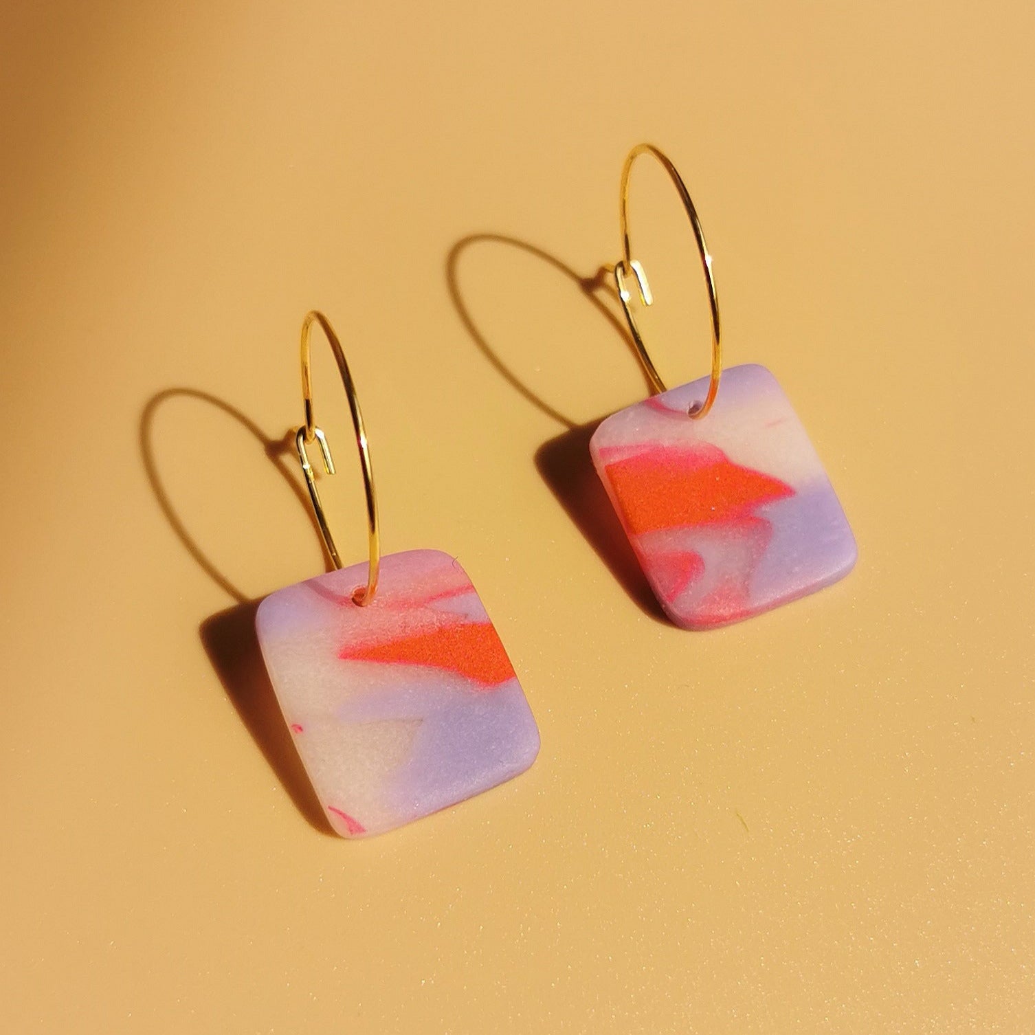 Farbige Statement-Creolen mit 18K Vergoldung – einzigartig & elegant