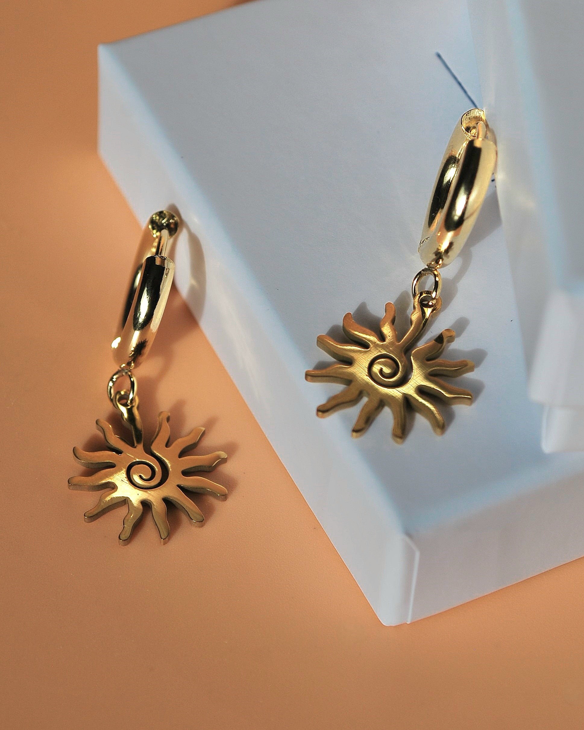 Handgemachte Creolen mit Sonnenmotiv in edler Verpackung – perfektes Geschenk