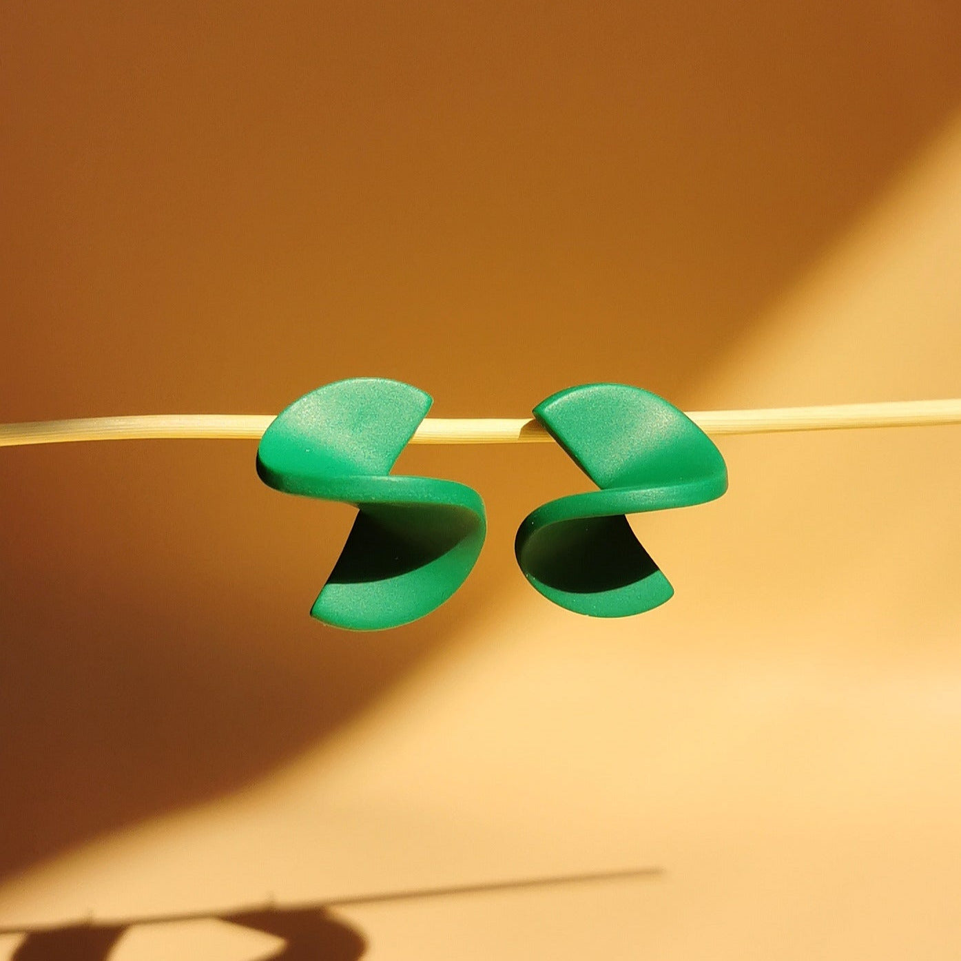 Gedrehtes Design – farbenfrohe Statement-Ohrstecker handgefertigt