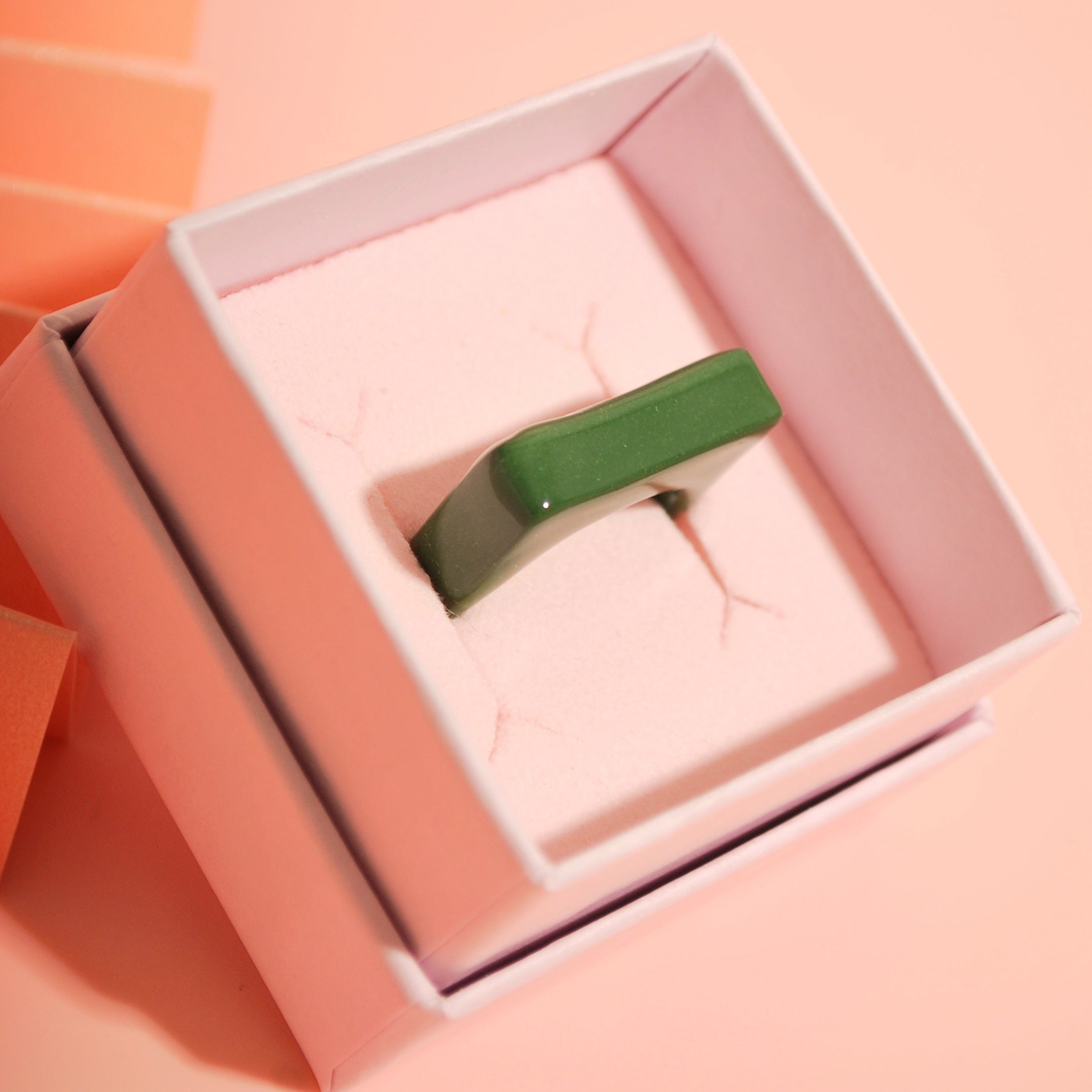 Statement-Ring aus Polymer Ton in Olivgrün in Santoclay-Schmuckbox