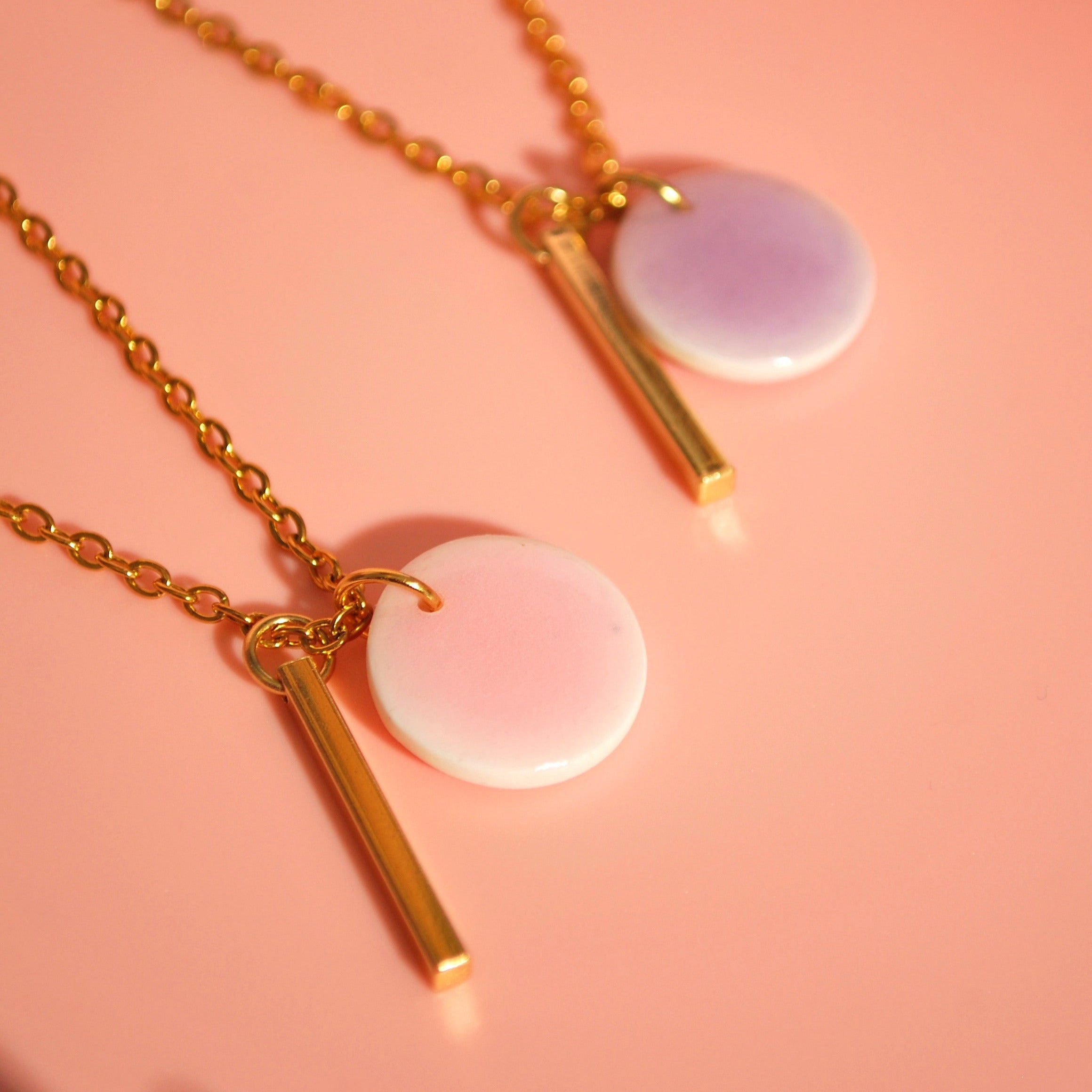 Detailaufnahme einer handmade Kette in Lavendel