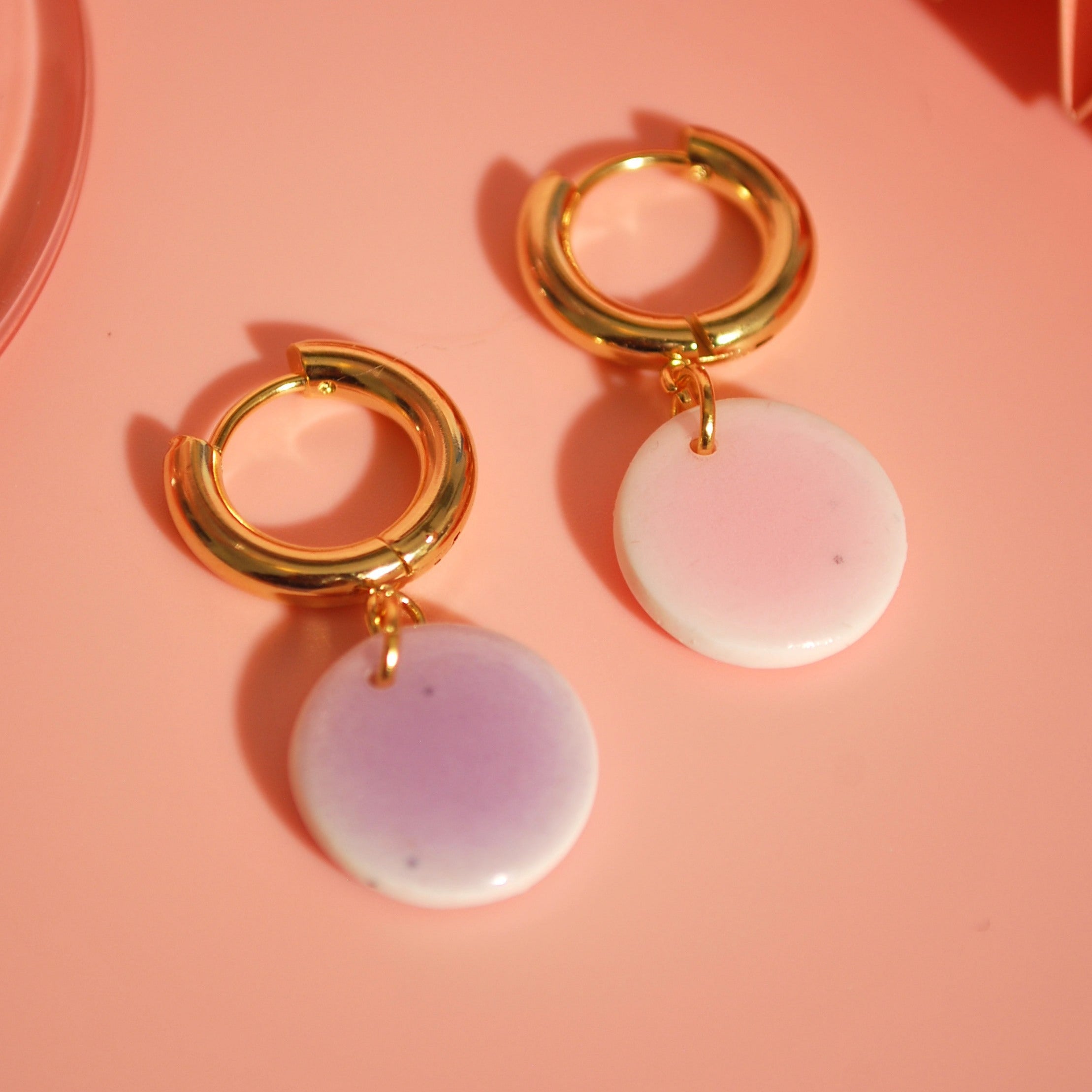 Vergoldete Creolen mit rundem Anhänger im Keramik-Look