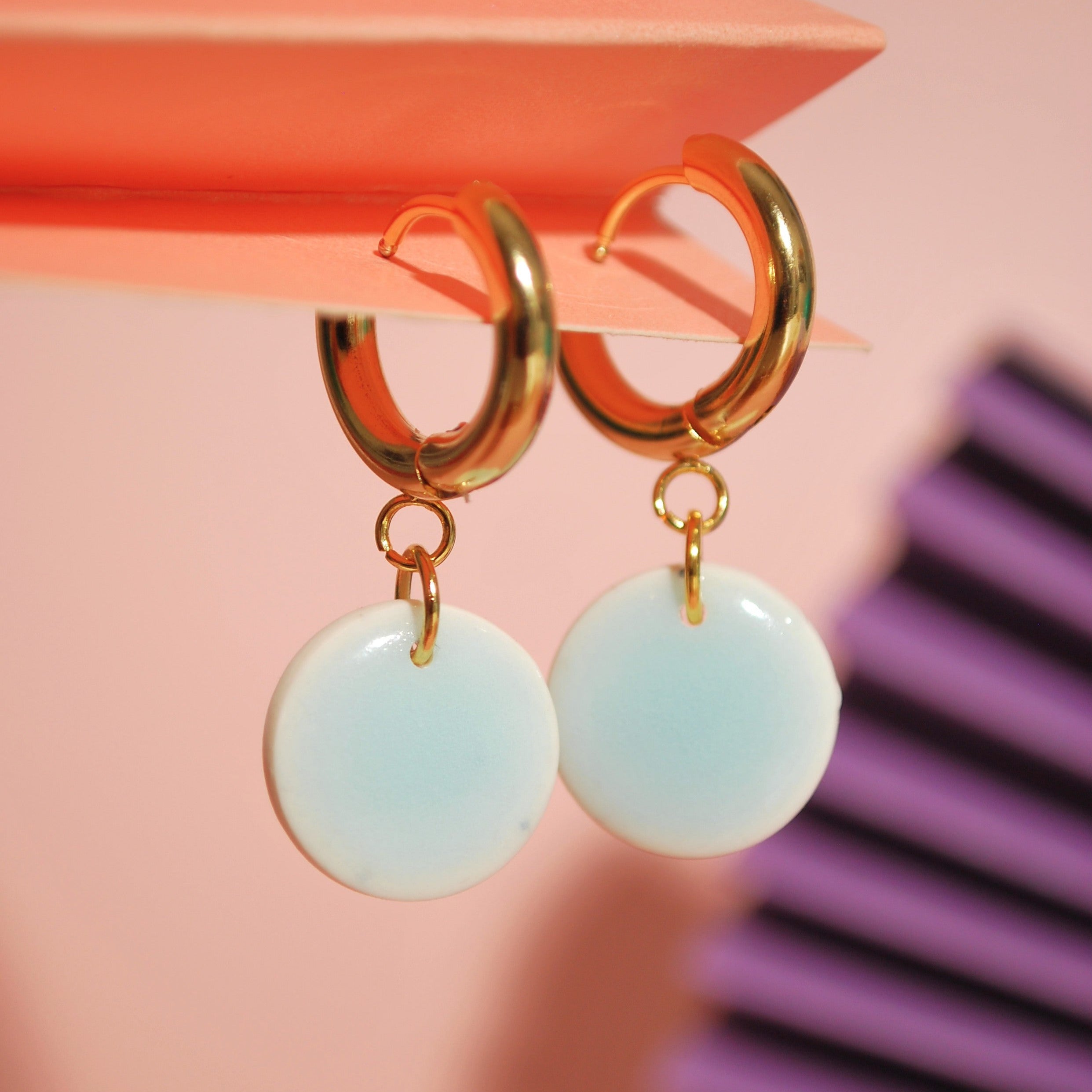 Ohrringe in Hellblau mit 24K vergoldeter Creole