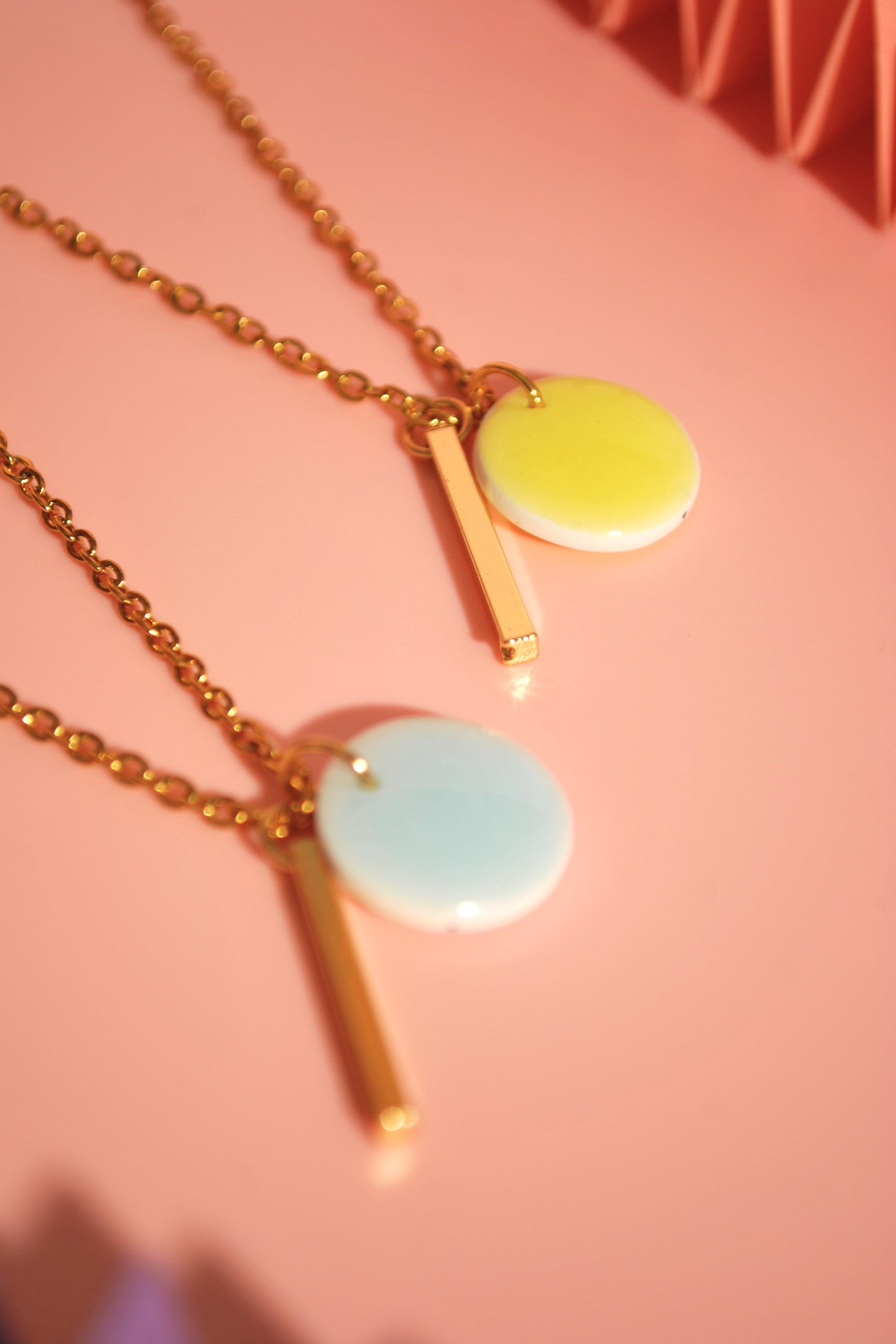 Minimalistische Kette in Gelb oder Blau – Geschenkidee von Santoclay