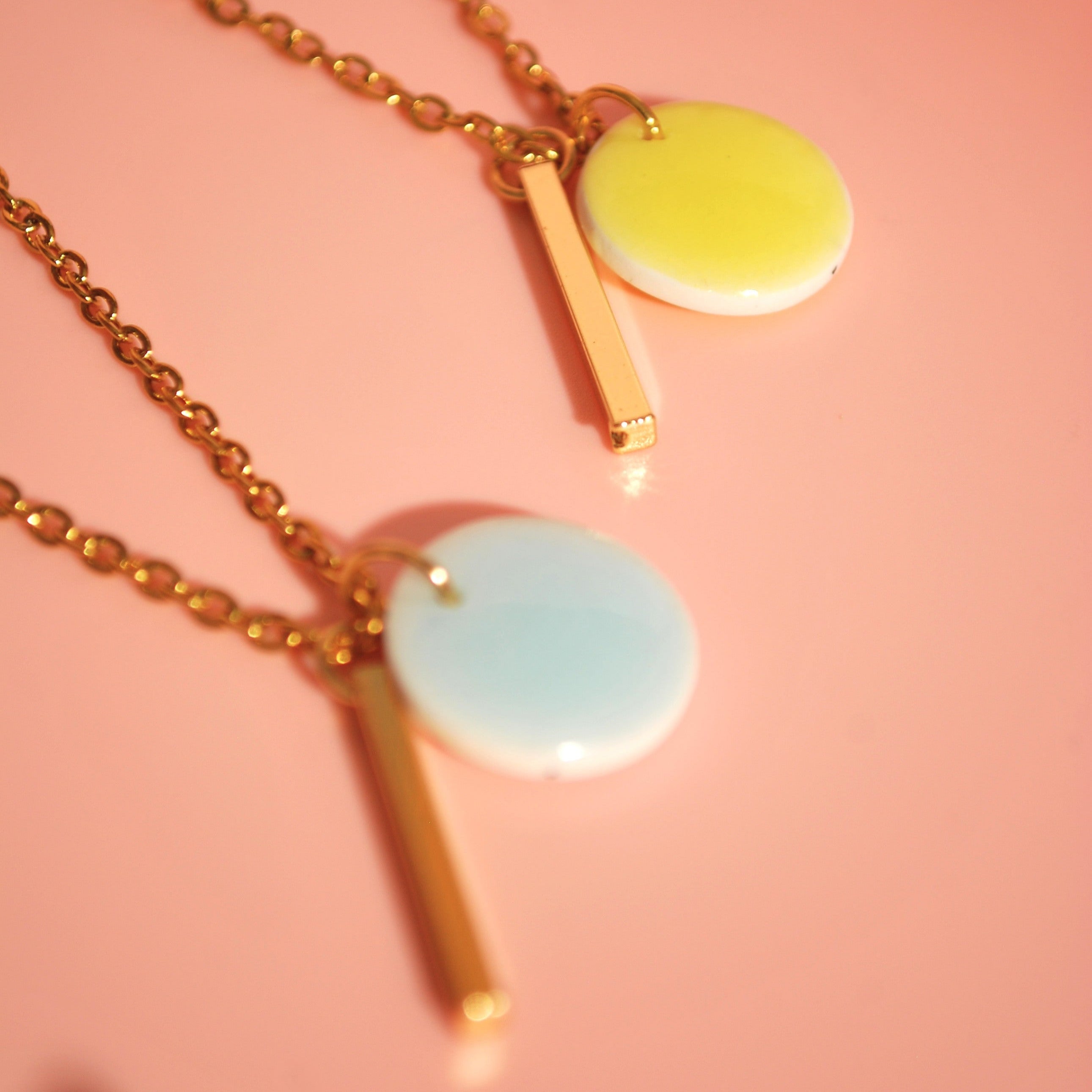 Minimalistische Kette in Gelb oder Blau – Geschenkidee von Santoclay