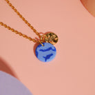 Handgemachte Halskette mit hellblauem Anhänger & Goldkette