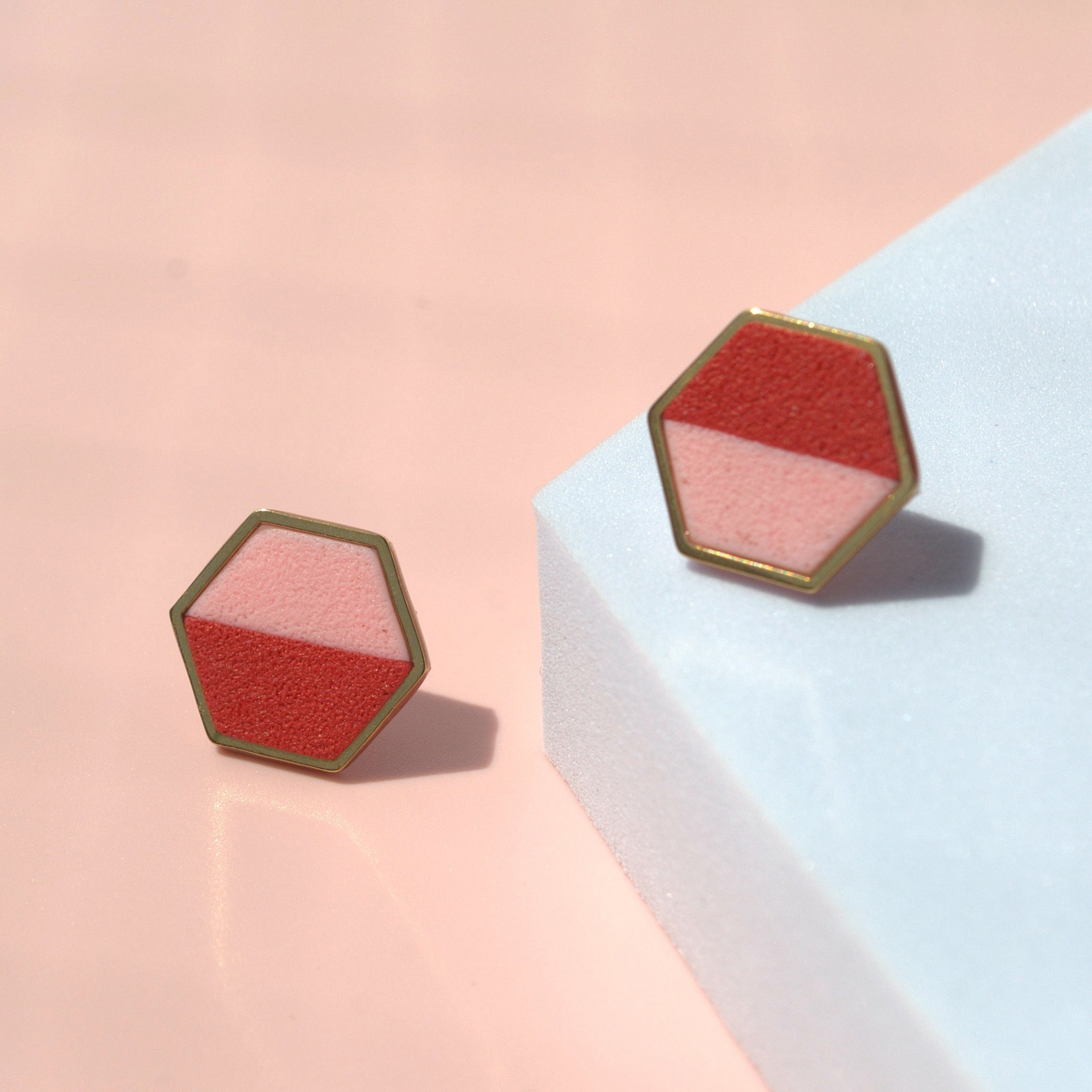 Geometrische Ohrstecker mit Hexagon-Form – handgefertigt & goldfarben