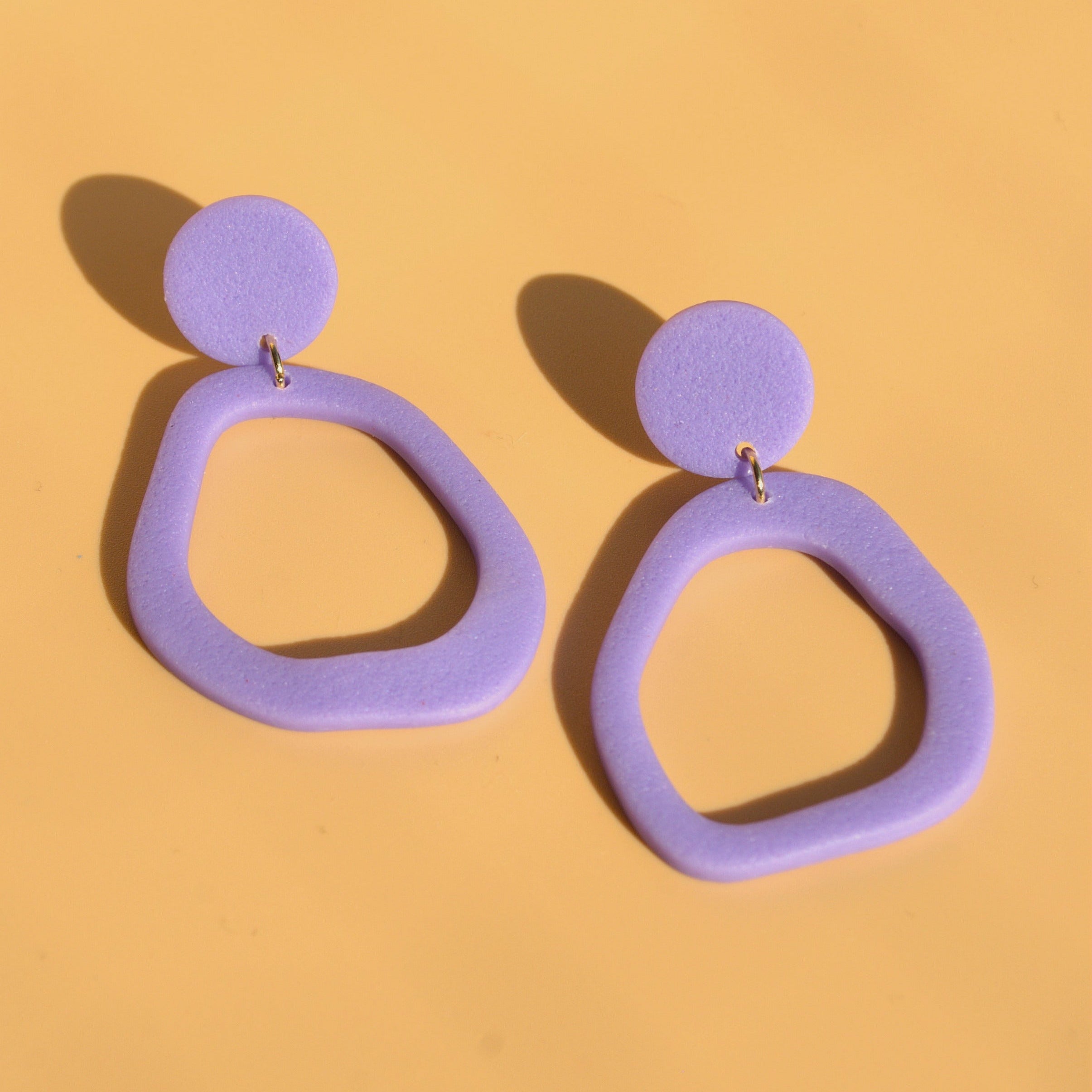 Ipanema – lila Statement-Ohrringe mit 24K Vergoldung