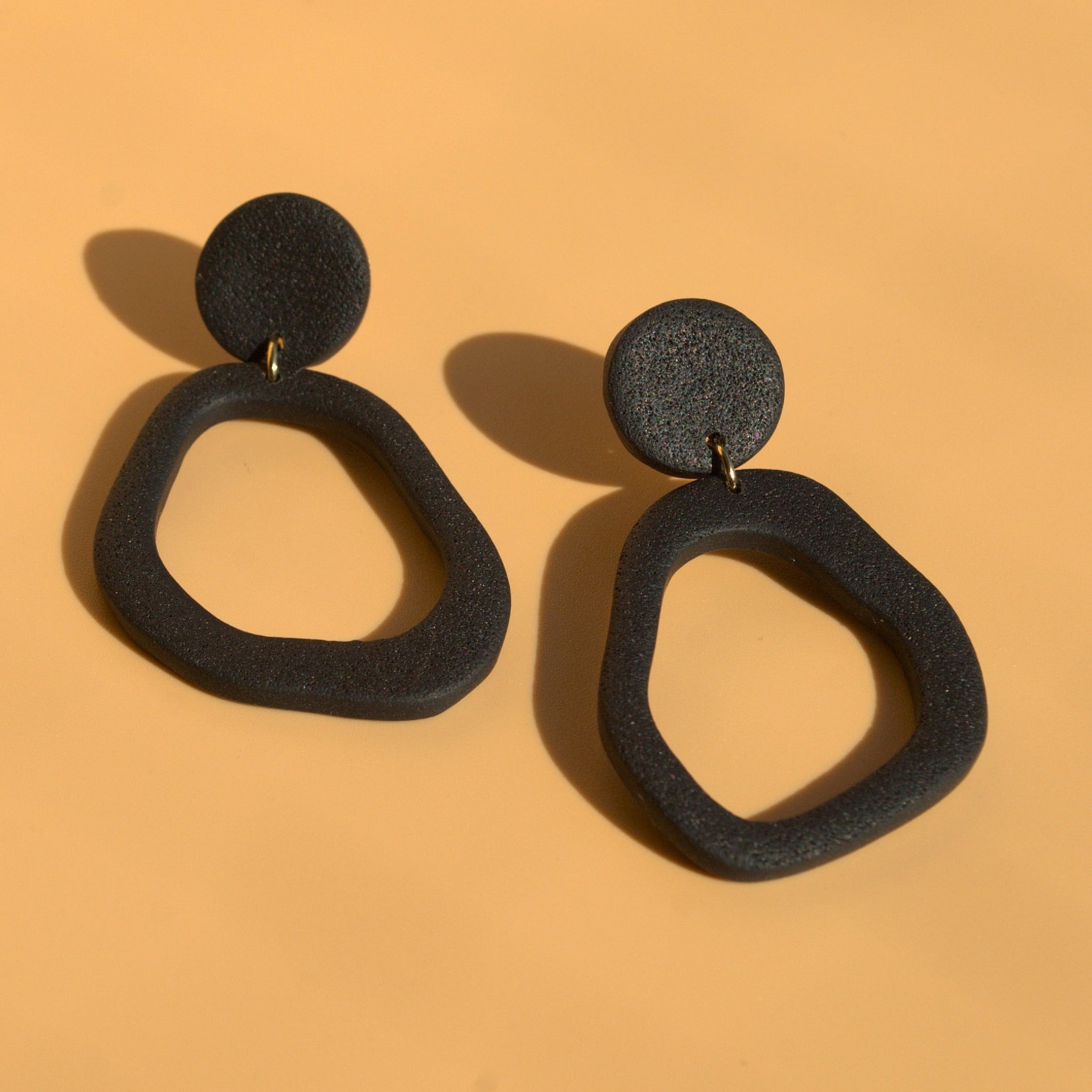 Ipanema – schwarze Statement-Ohrringe mit 24K Vergoldung