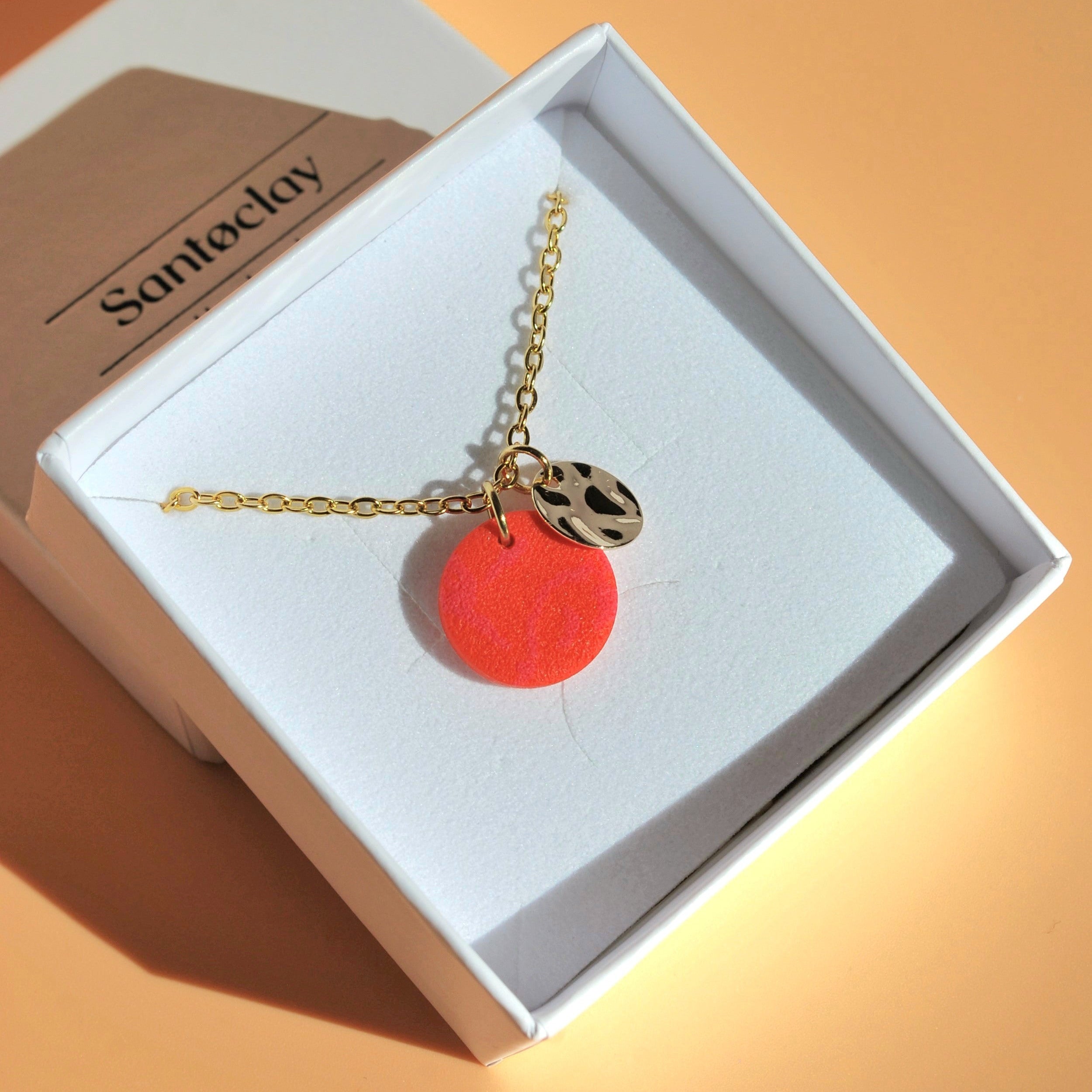 Farbstarke Halskette mit Anhänger in Pink oder Orange