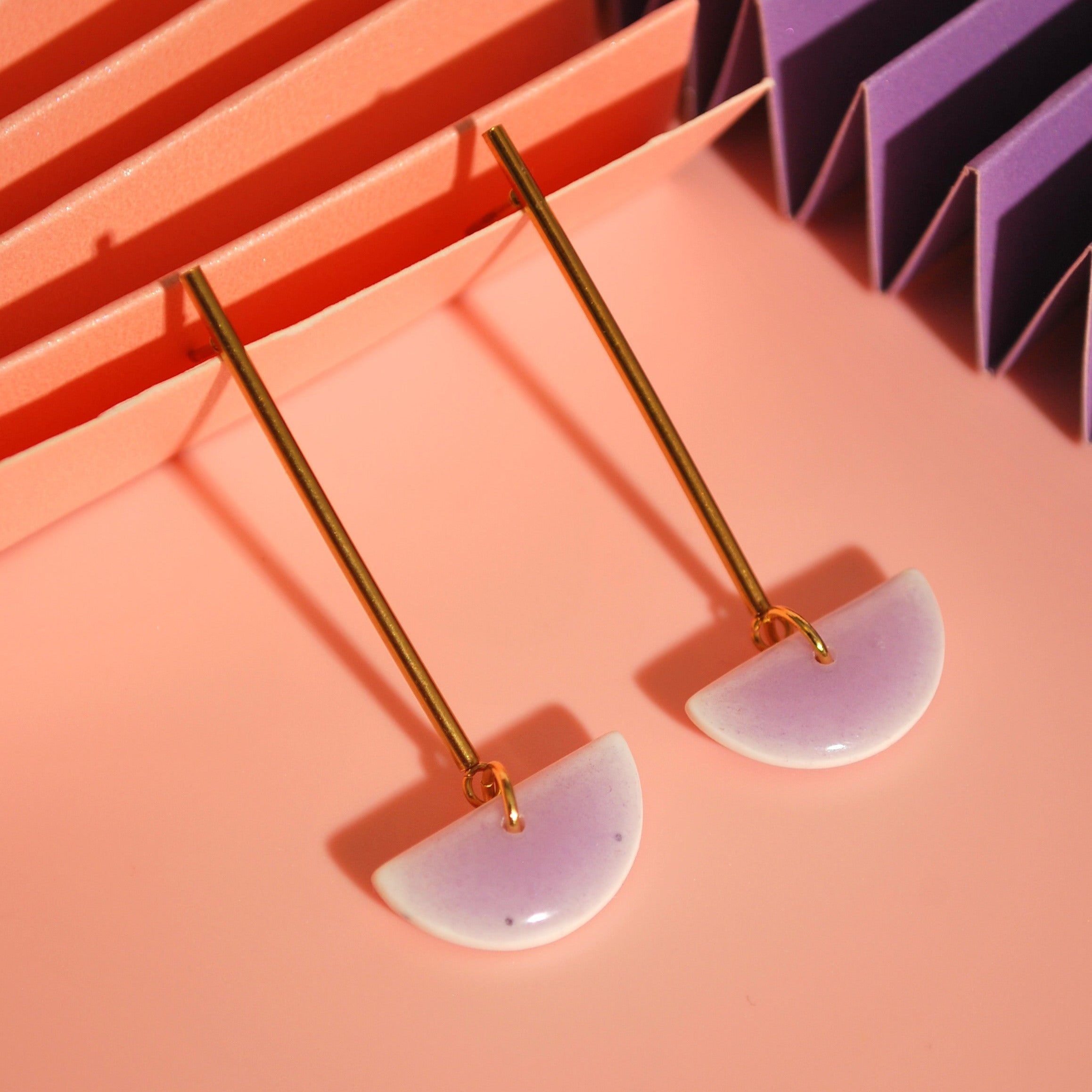 Handgemachte lange Ohrringe mit lavendelfarbenem Halbkreis-Anhänger