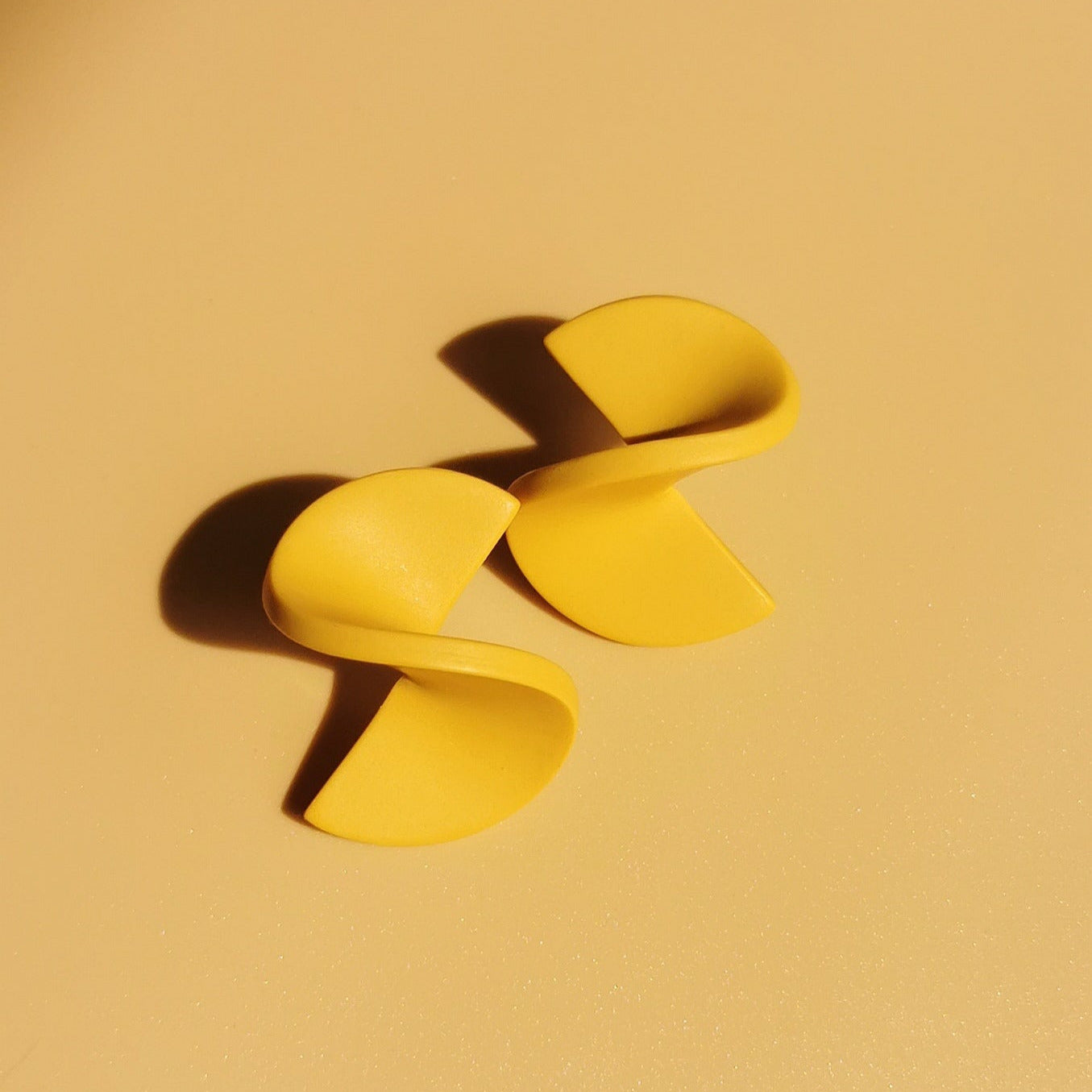 Polymer Clay Ohrstecker mit Spiralstruktur – bunt & vergoldet