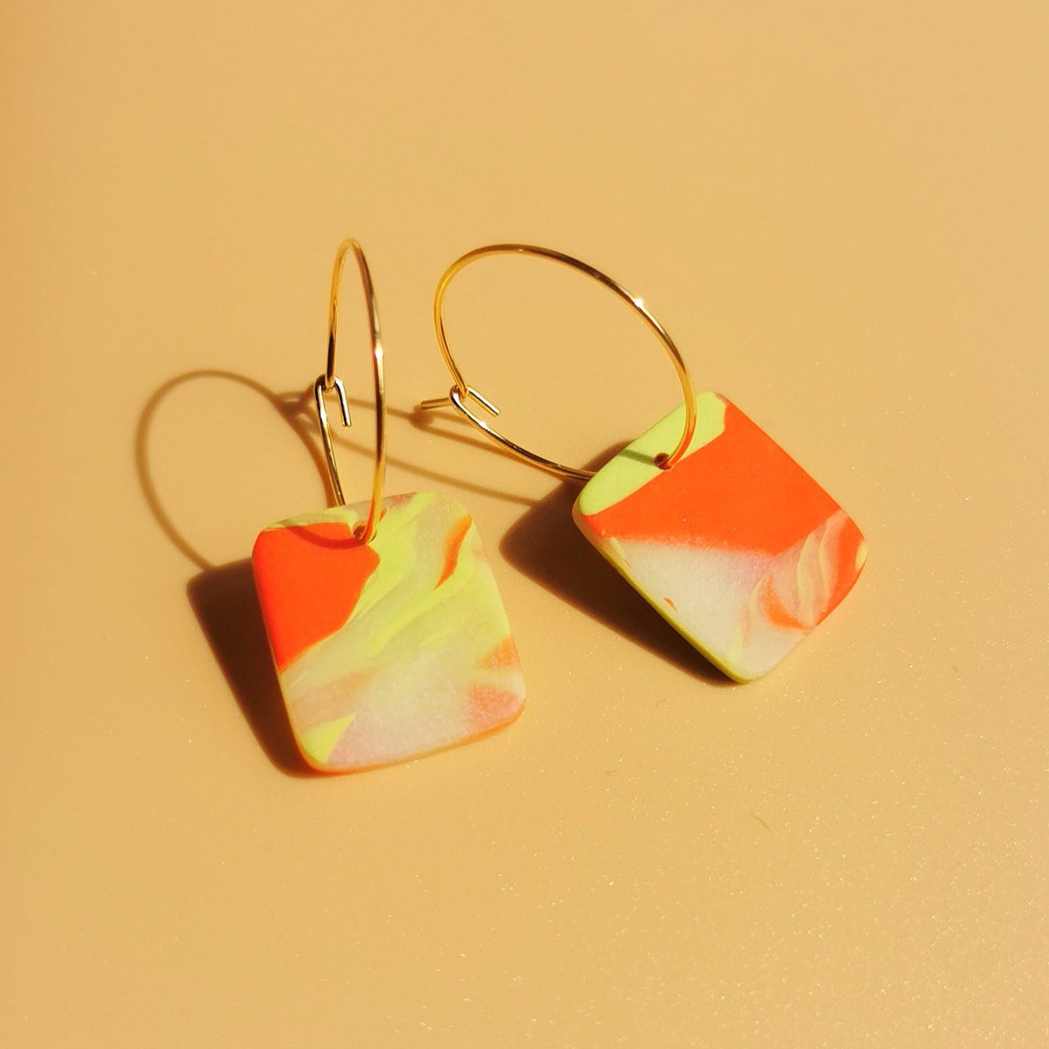 Bunte Creolen mit 18K Vergoldung – handgefertigt & leicht