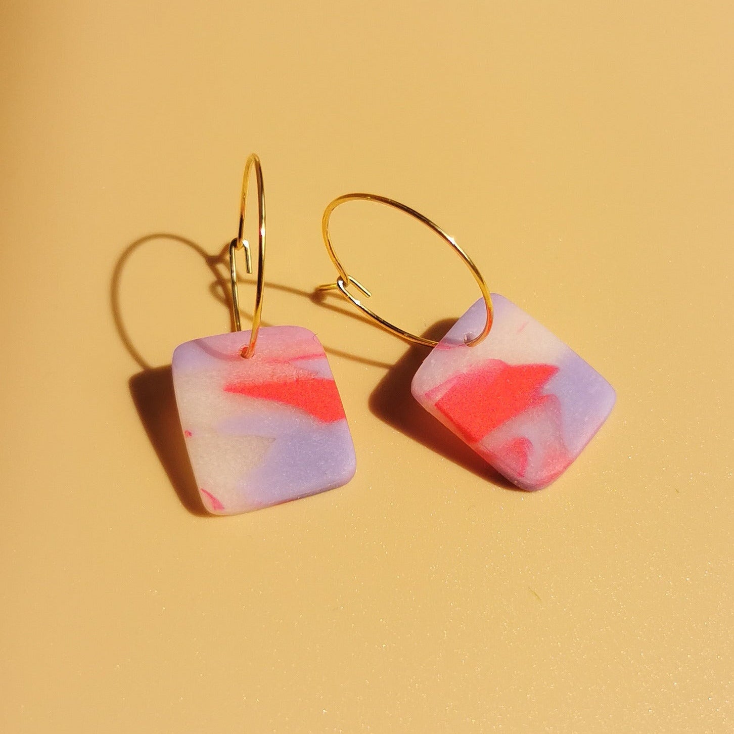 Einzigartige Creolen aus Polymerton – handgefertigt & federleicht