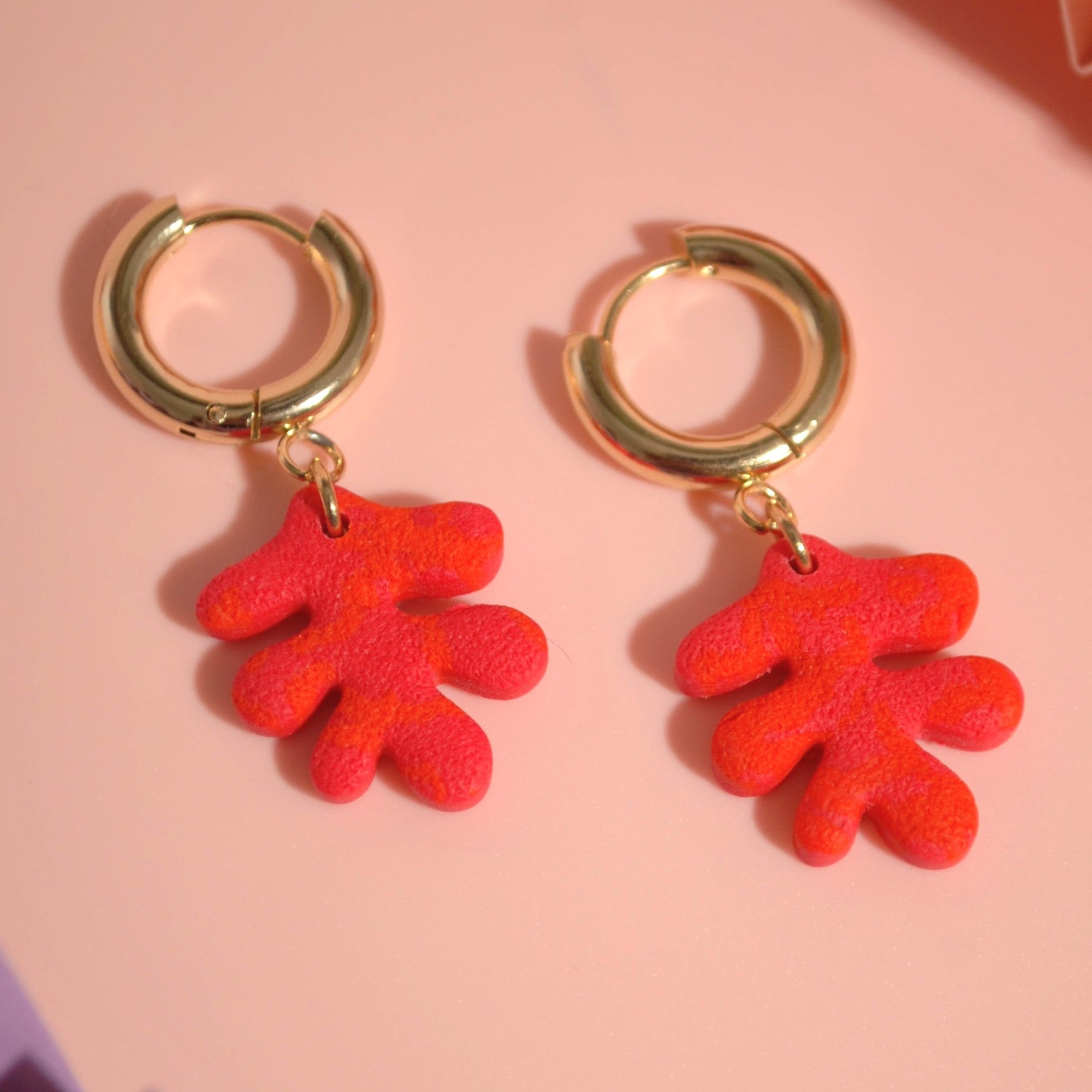 Linda – Creolen mit organischer Struktur & goldenem Glanz