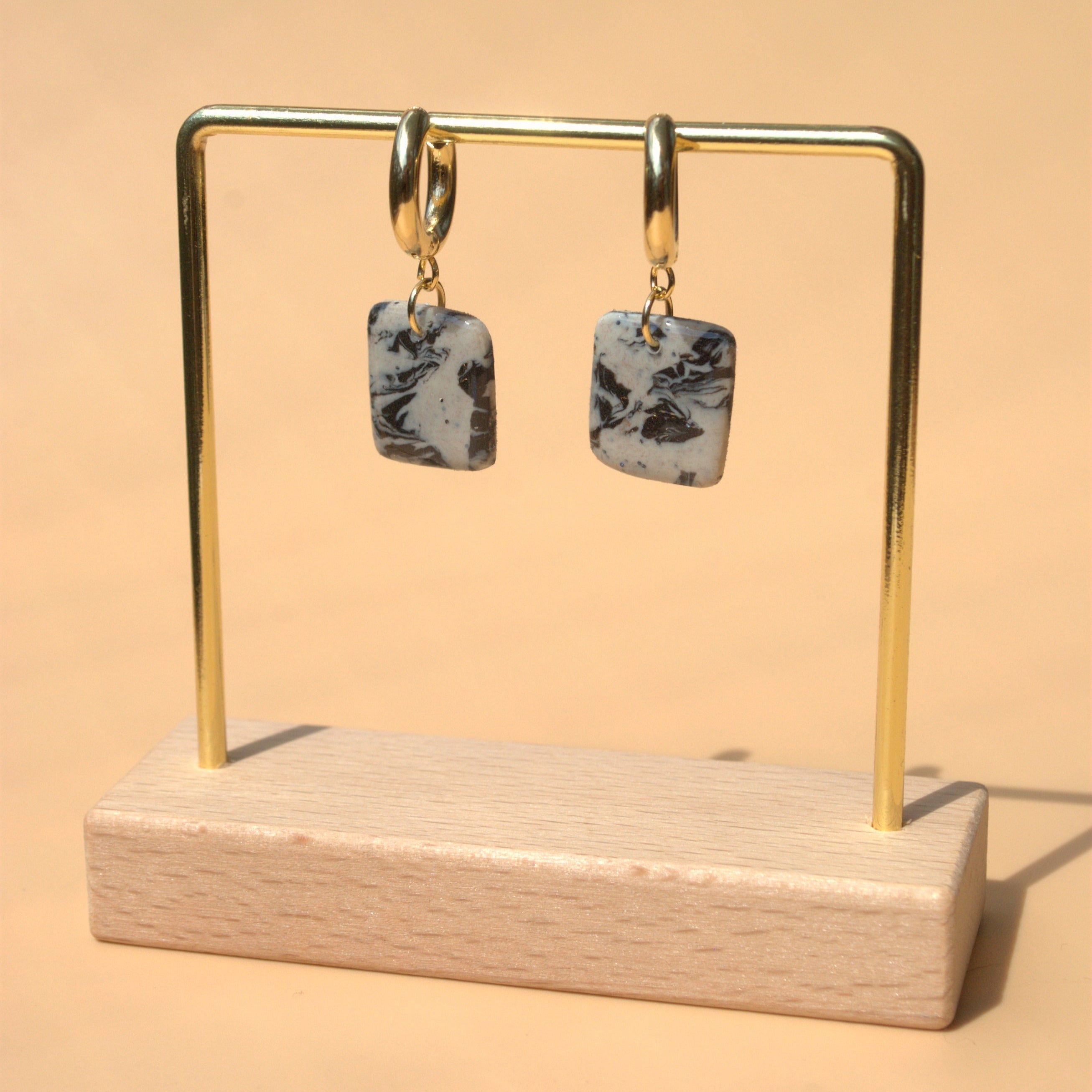 Leichte vergoldete Creolen mit marmorierter Oberfläche