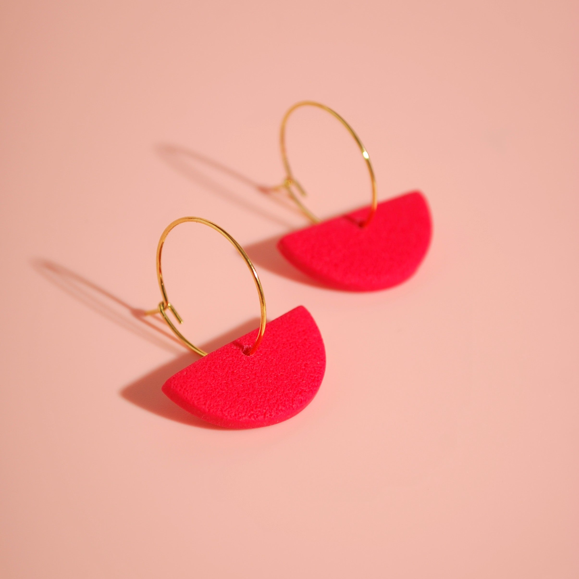 Bunte Creolen in Lila & Pink – handgefertigte Ohrringe mit Textur - 18k