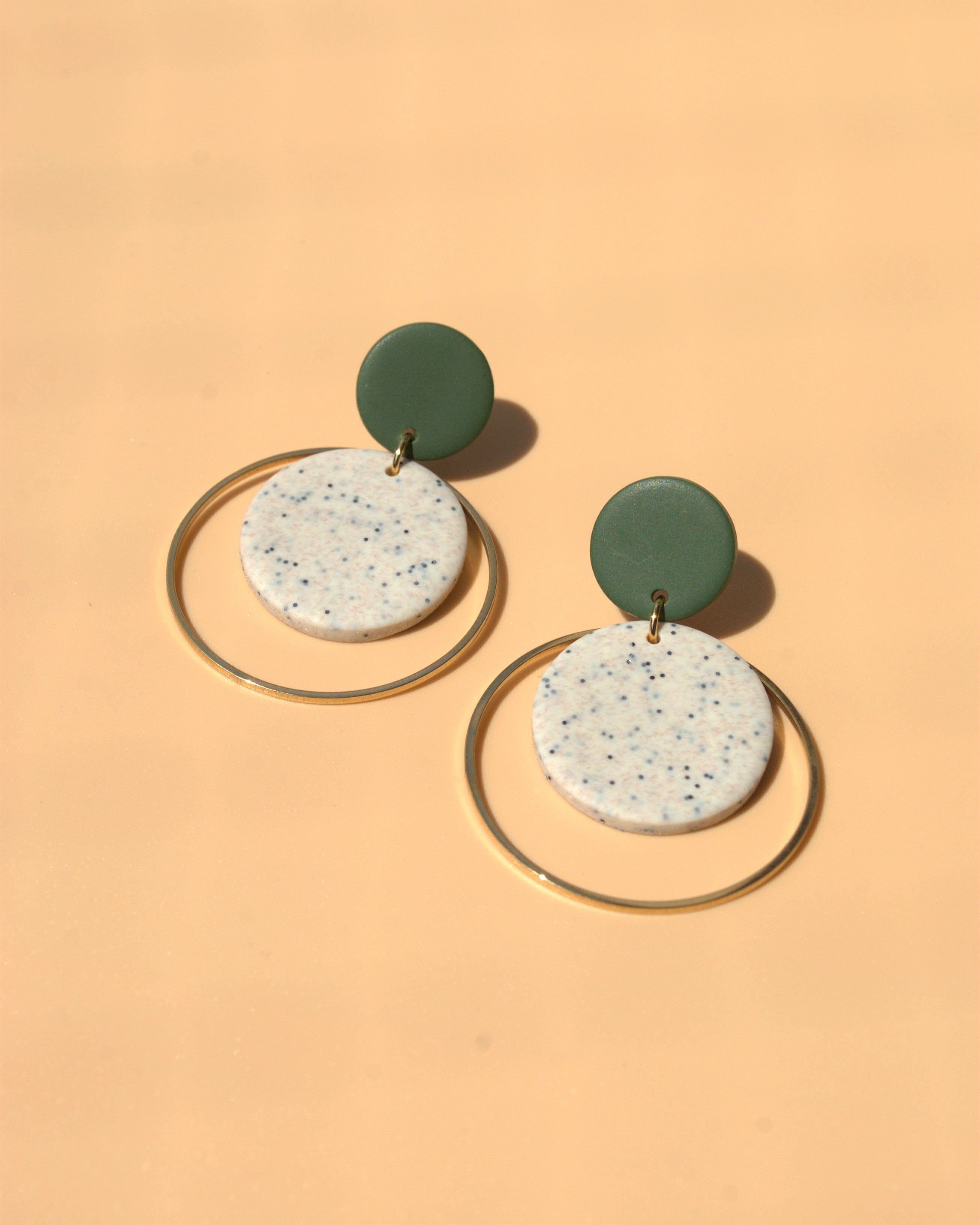 Leichte Ohrringe mit grünem Akzent & goldenen Details