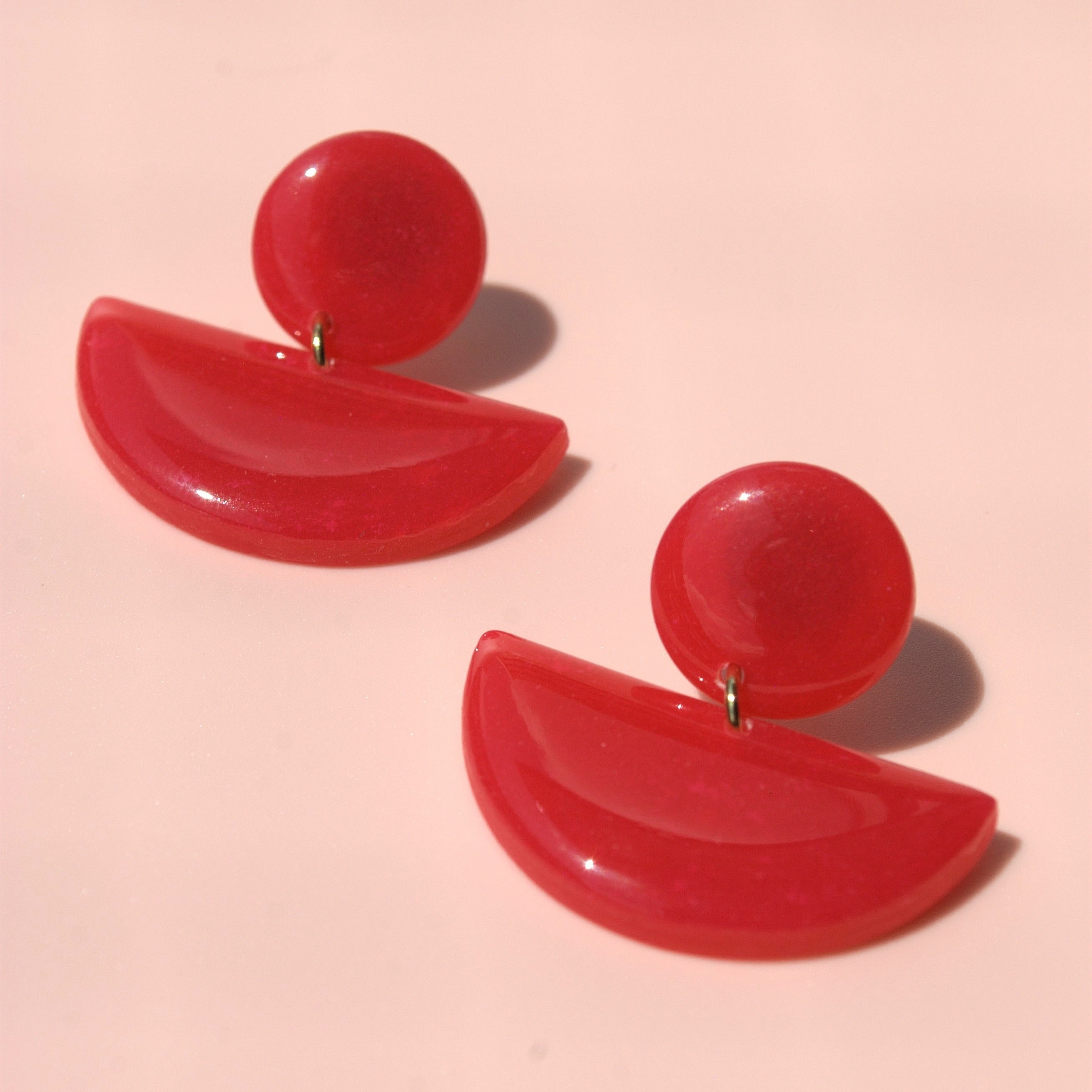 Handgemachte Statement-Ohrringe in Rot – federleicht & elegant