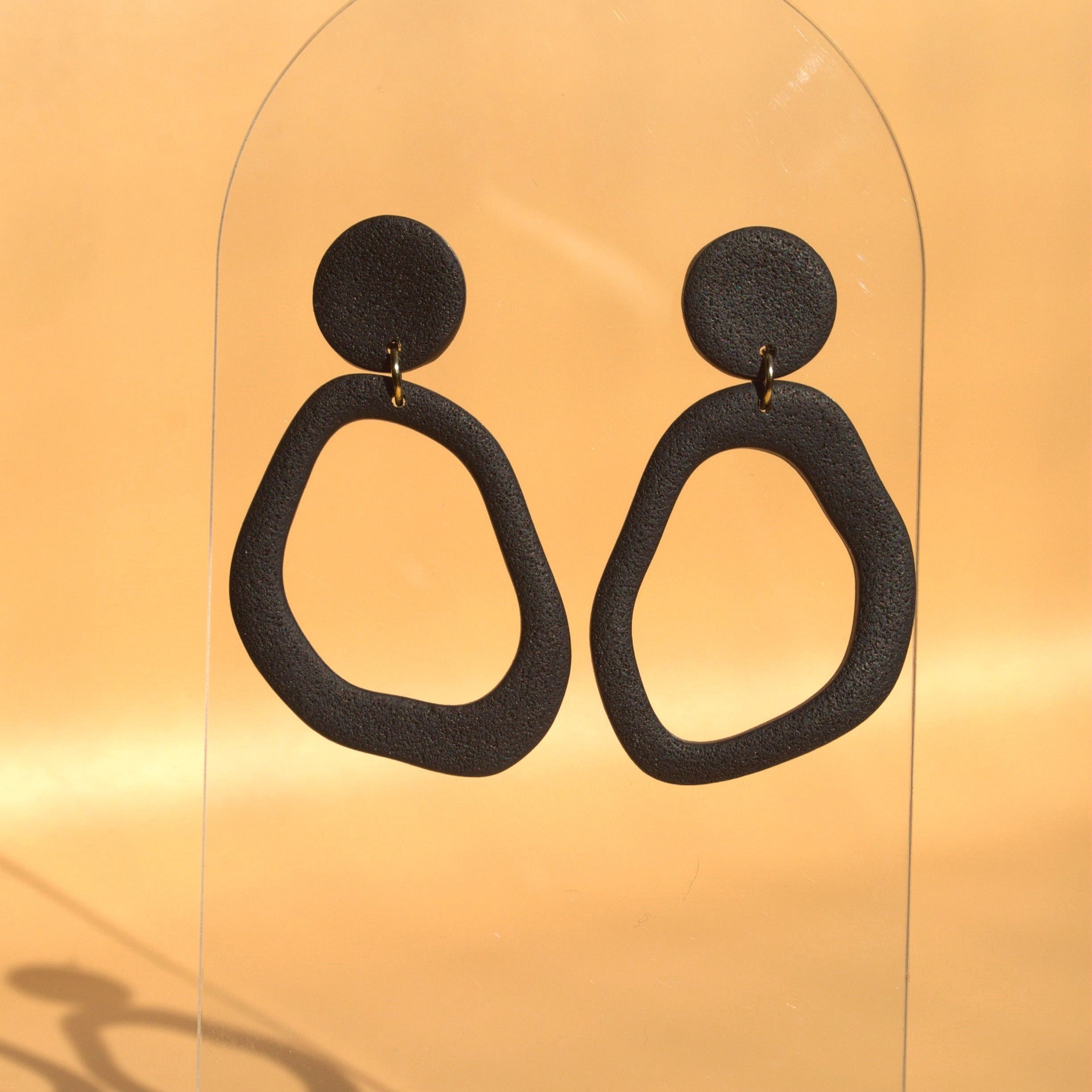 Statement-Schmuck in Schwarz – ideal für empfindliche Haut