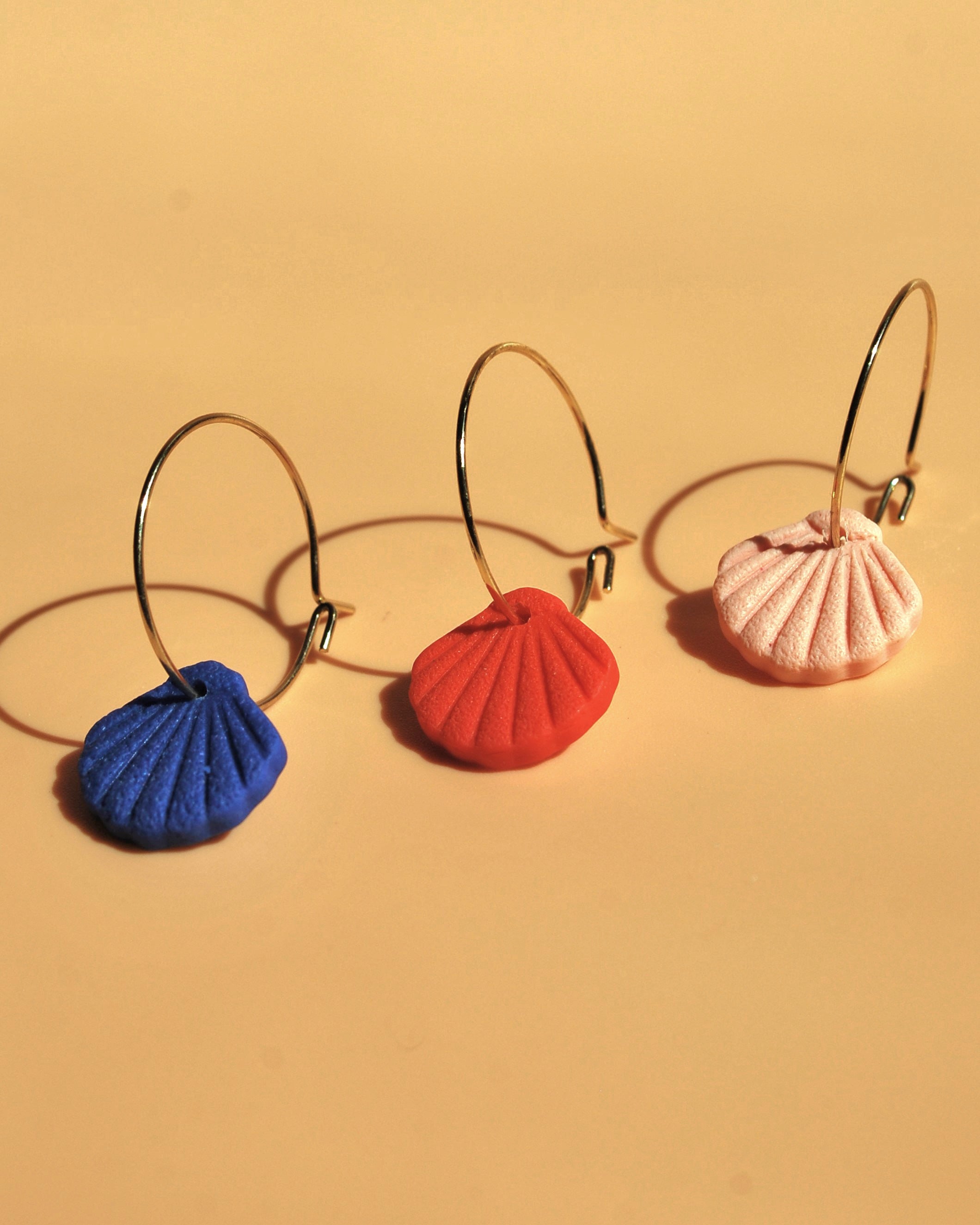 Mare – vergoldete Creolen mit feinem Muschel-Detail