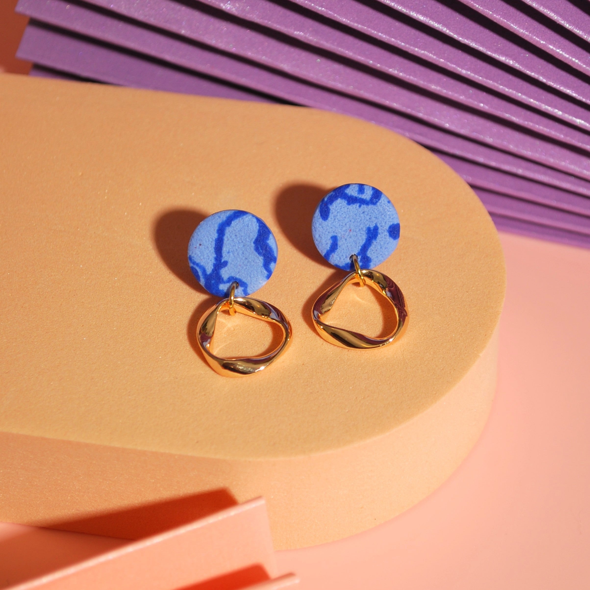 Design-Ohrringe mit organischer Form – Modell Linda Blau