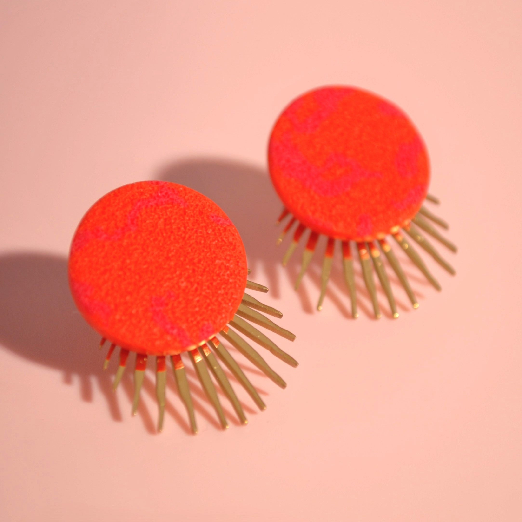 Linda – moderne, organisch geformte Ohrstecker aus vergoldetem Edelstahl