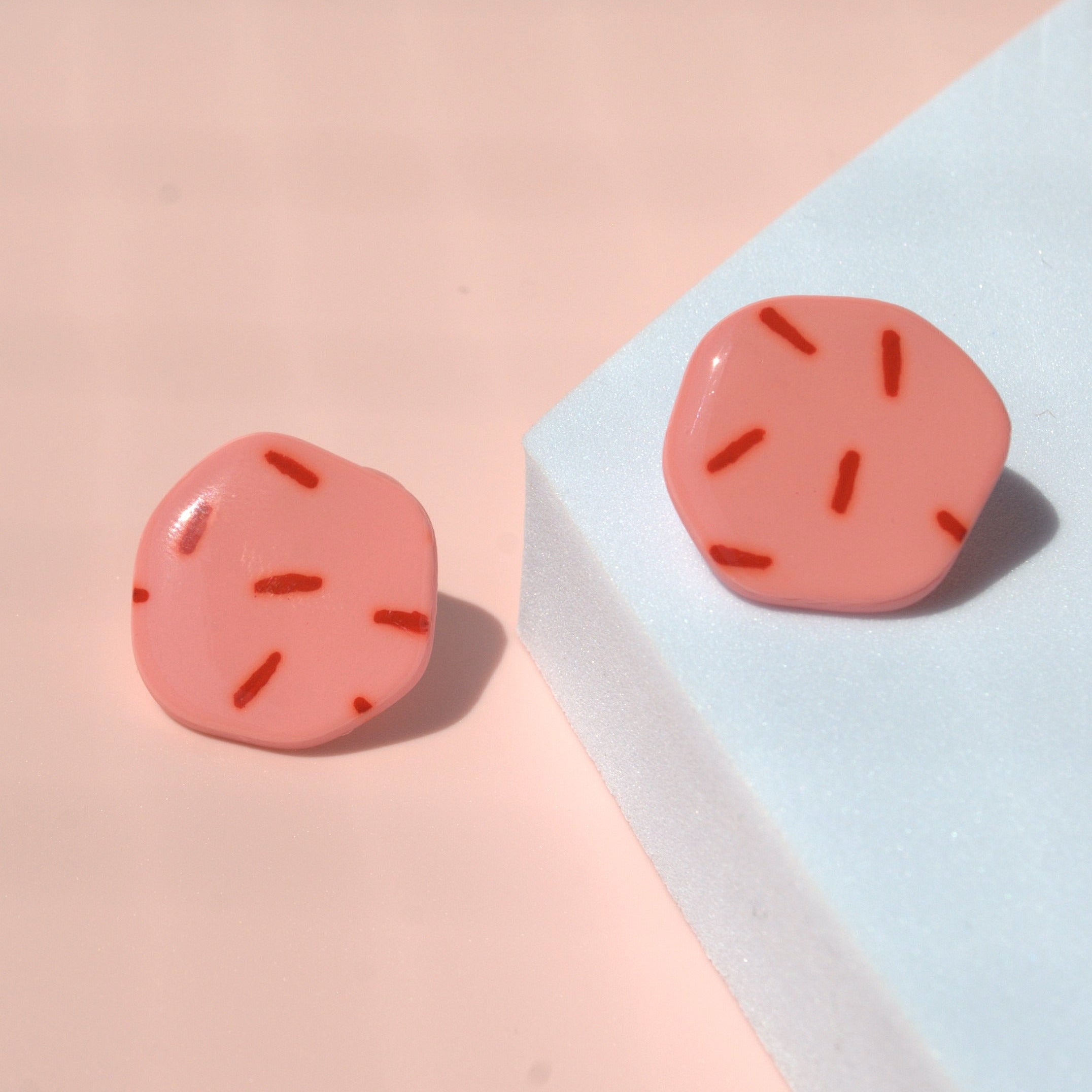 Handgemachte farbenfrohe Ohrstecker – leicht & hautfreundlich