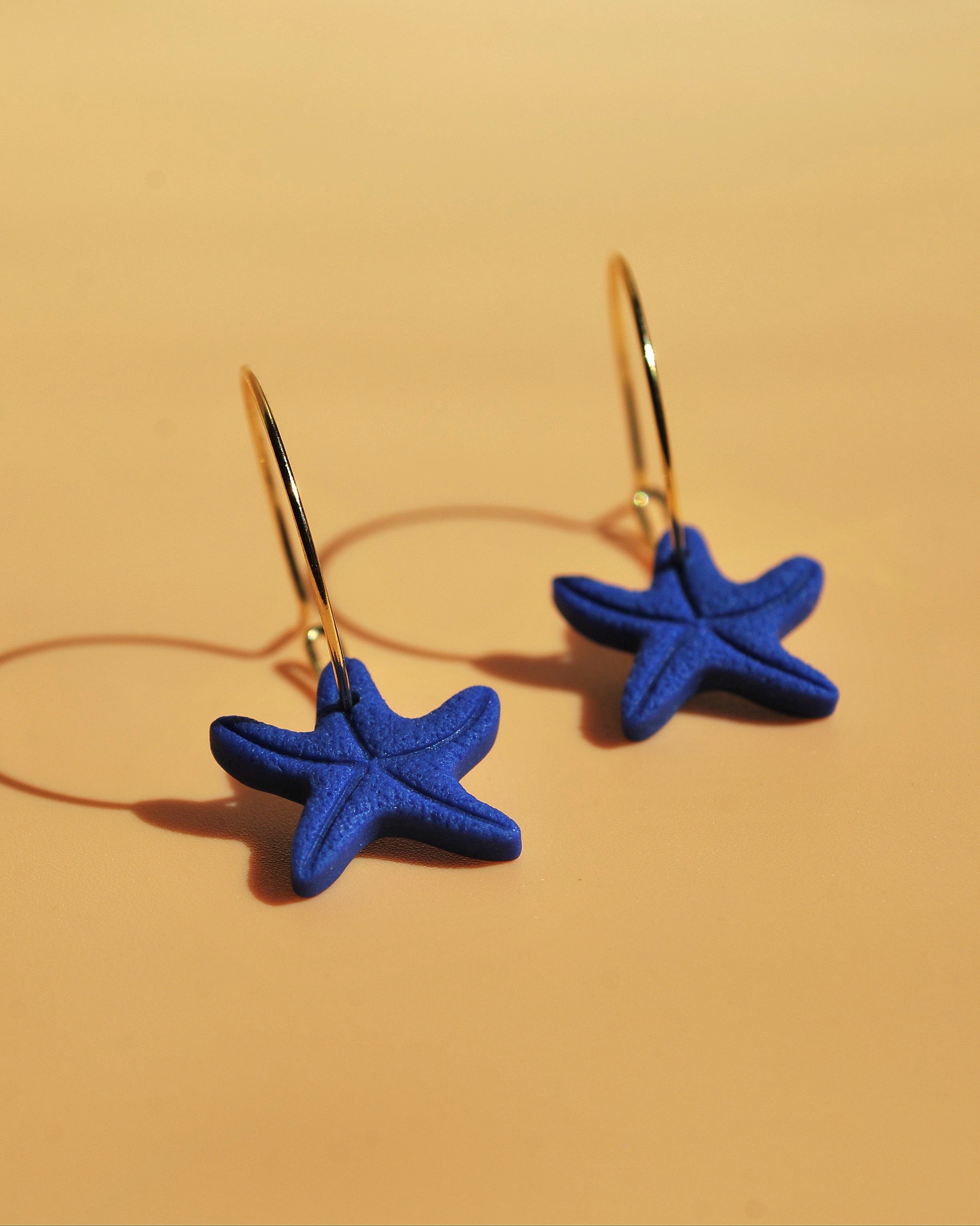 Leichte Seestern-Creolen in Gold – ideal für empfindliche Haut