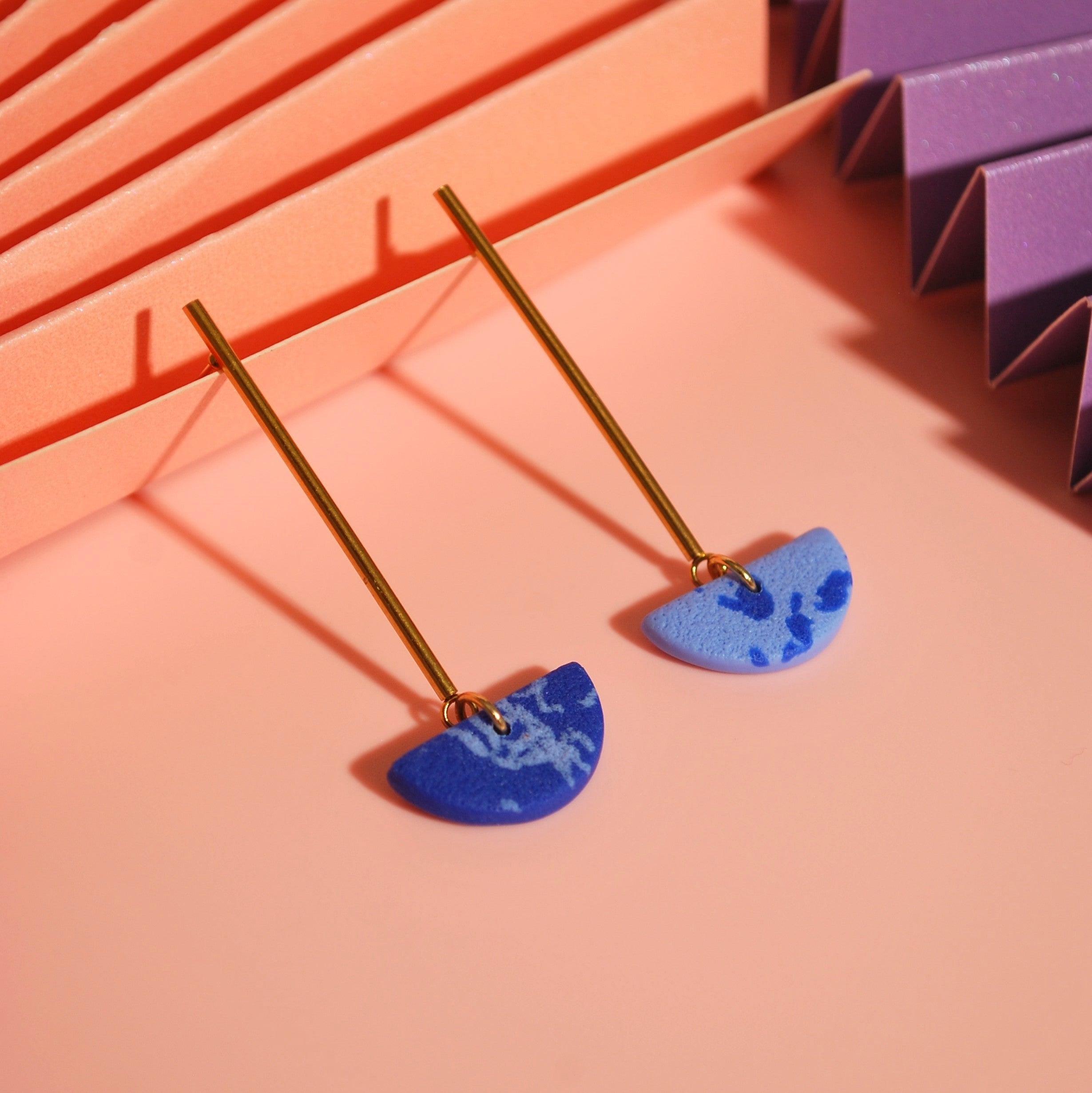 Linda – lange Statement-Ohrringe in Blau mit 18K Vergoldung