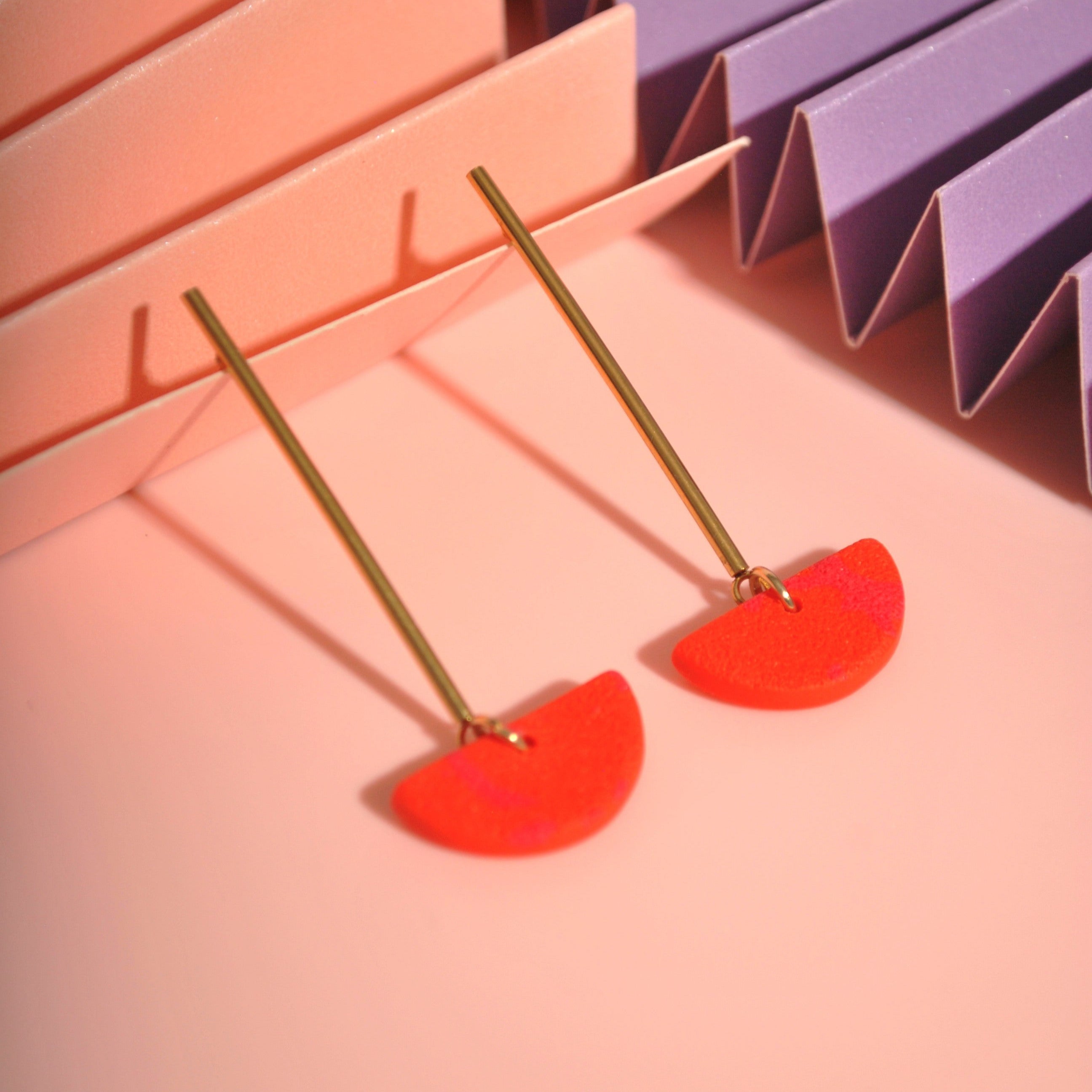 Handgemachte lange Ohrringe in Orange mit 18K vergoldeten Steckern