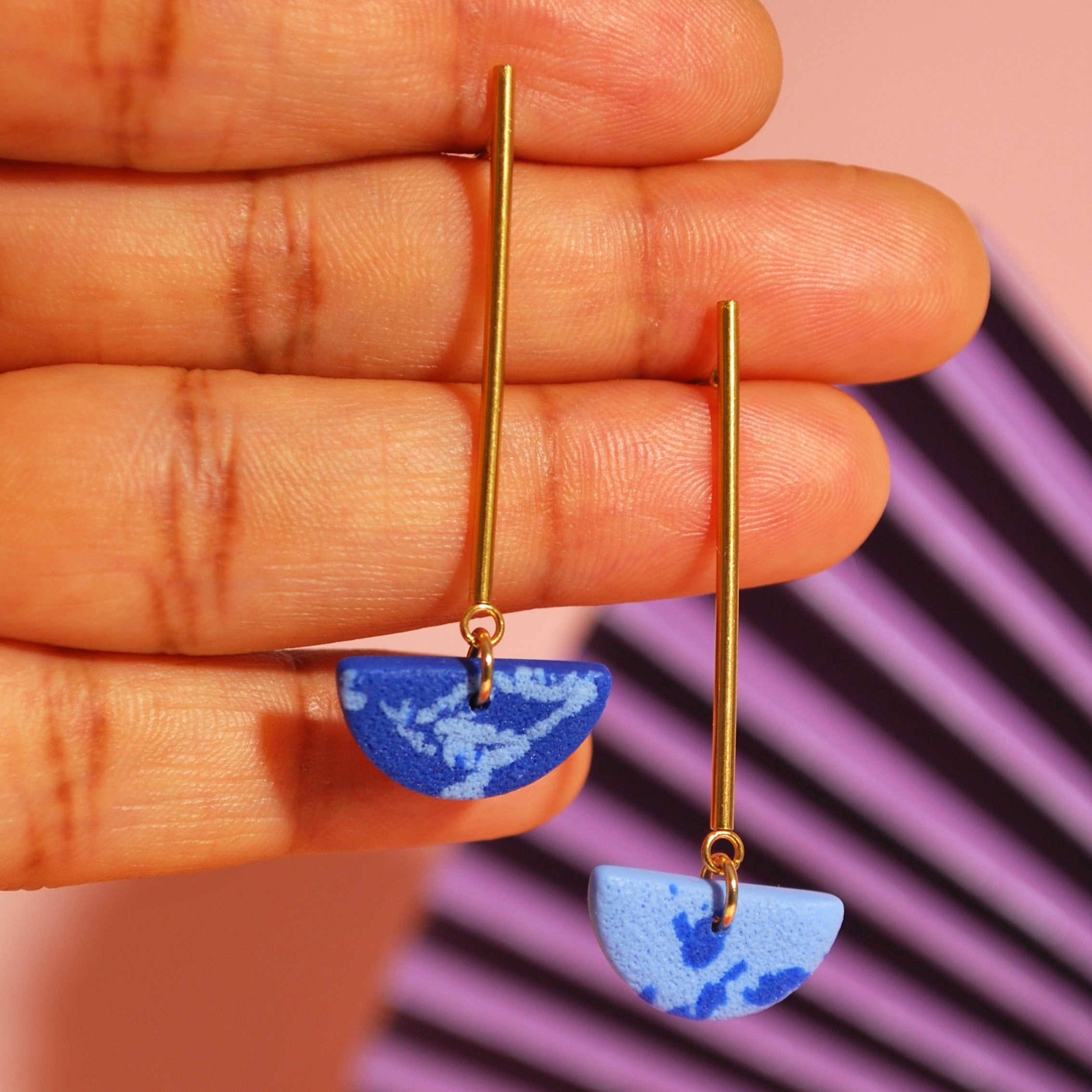 Halbkreis-Ohrringe in Blau – federleicht & handgemacht