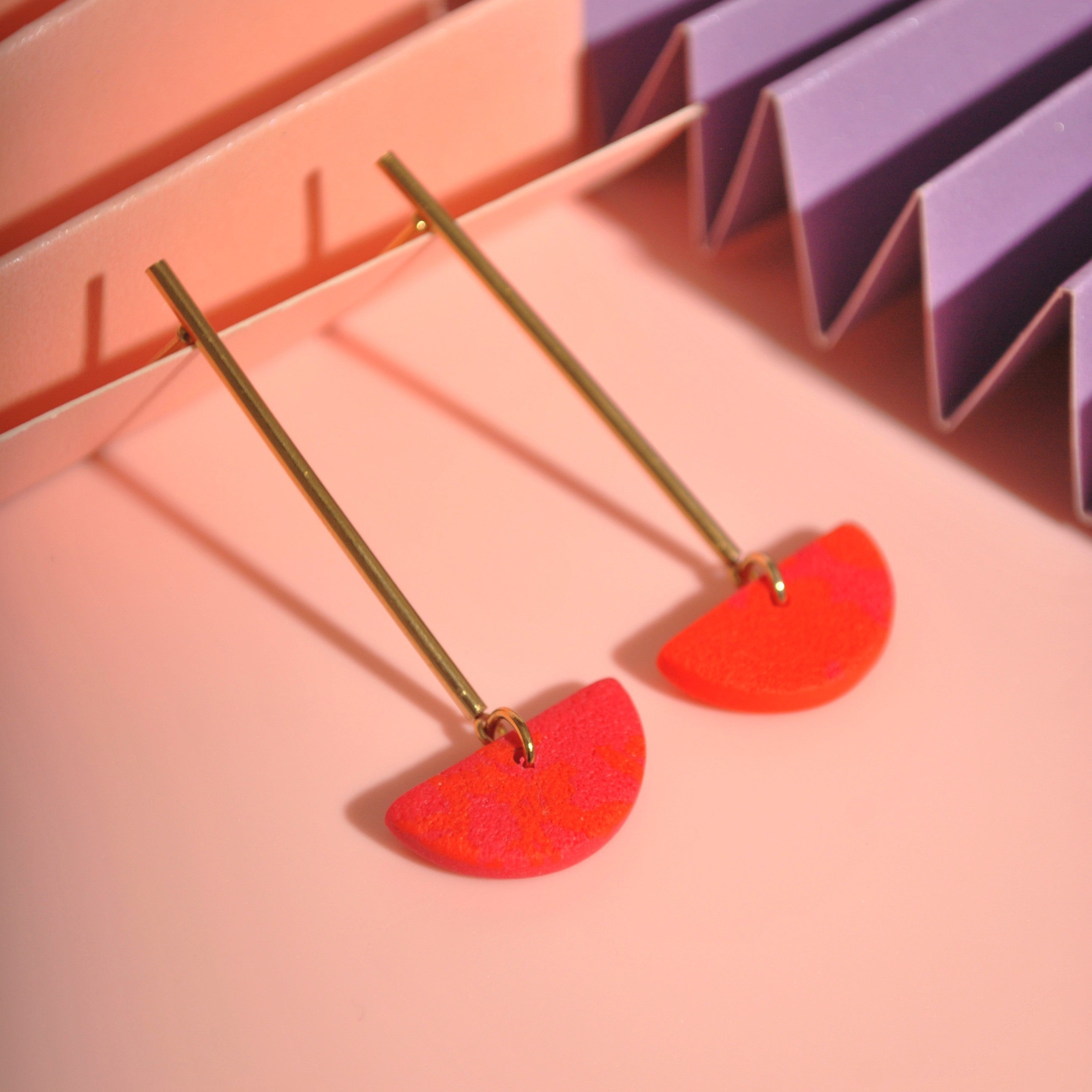 Linda Statement-Ohrringe in kräftigem Pink und Orange, federleicht und farbenfroh