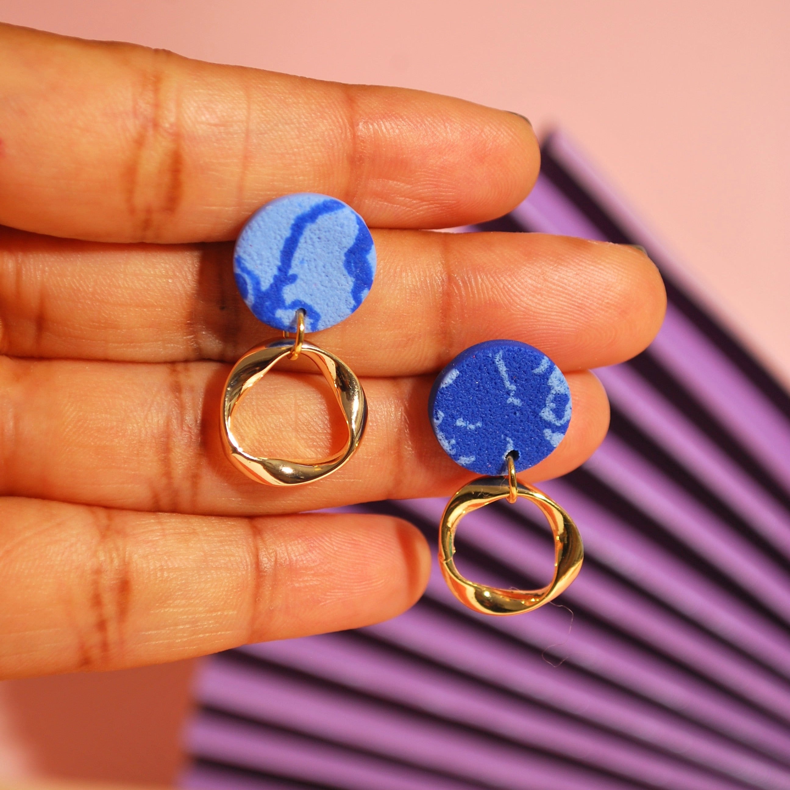 Handgemachte Ohrringe in Blau & Gold – federleicht & elegant