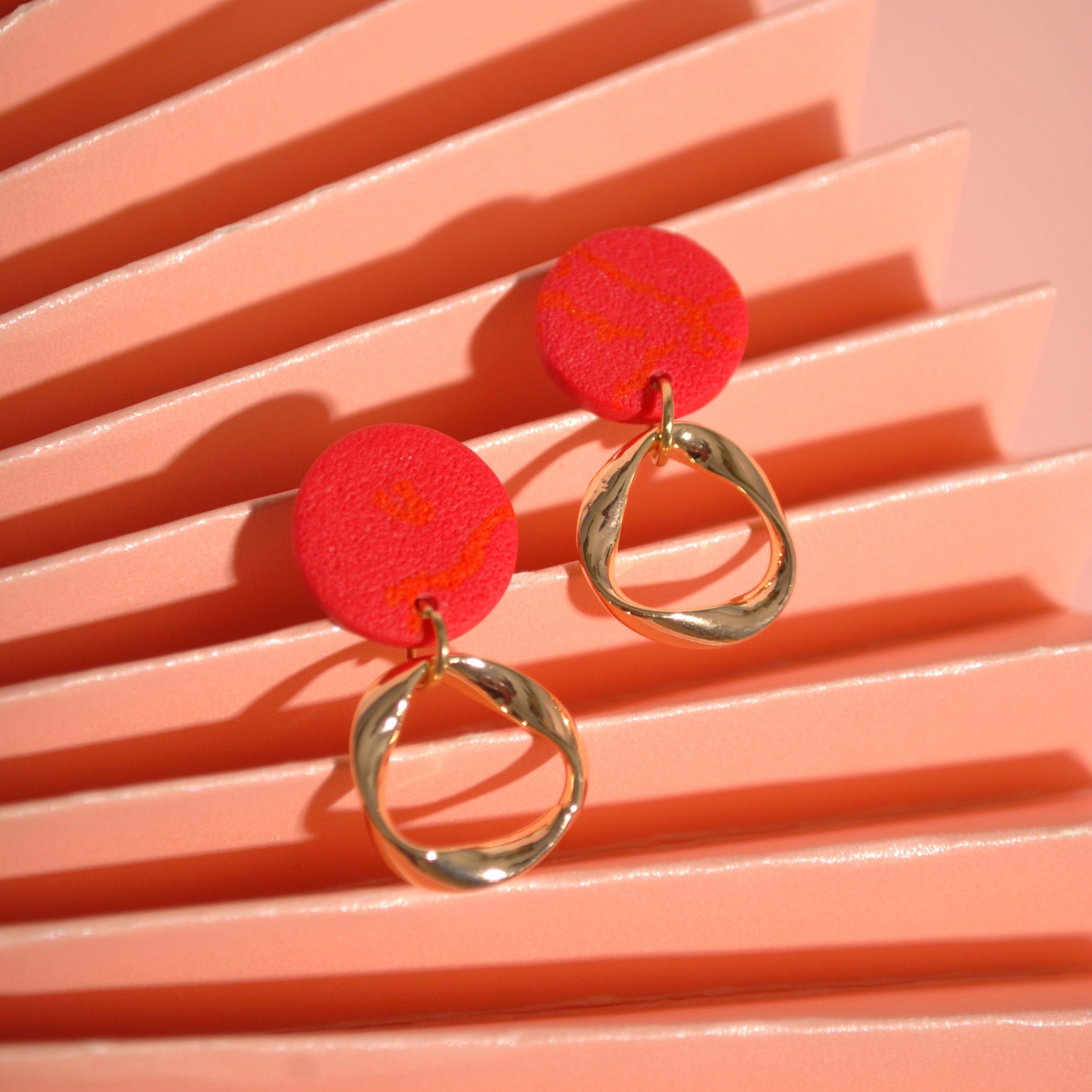 Federleichte bunte Ohrringe – gold & farbenfroh