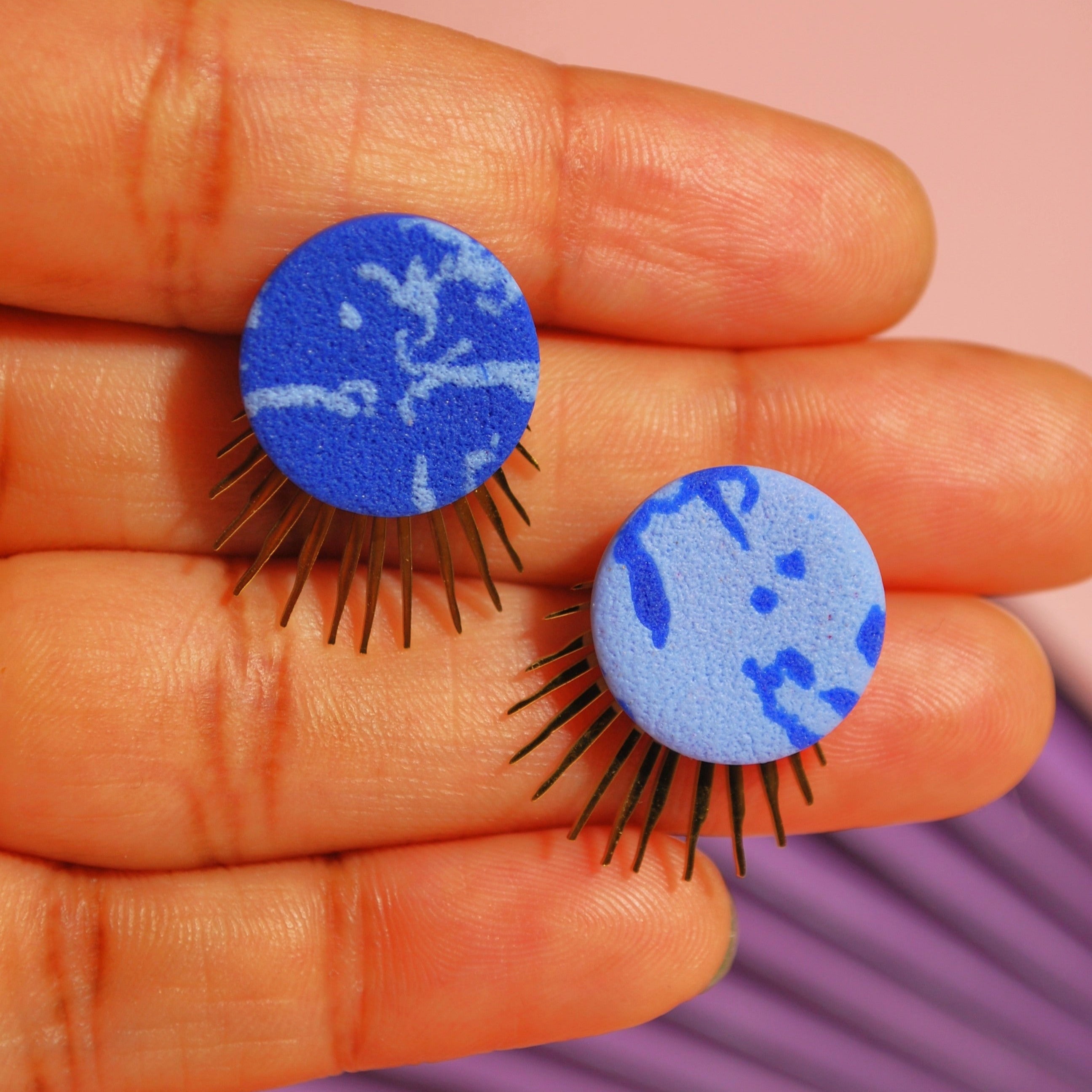 Handgemachte runde Ohrstecker mit blauer Marmorierung