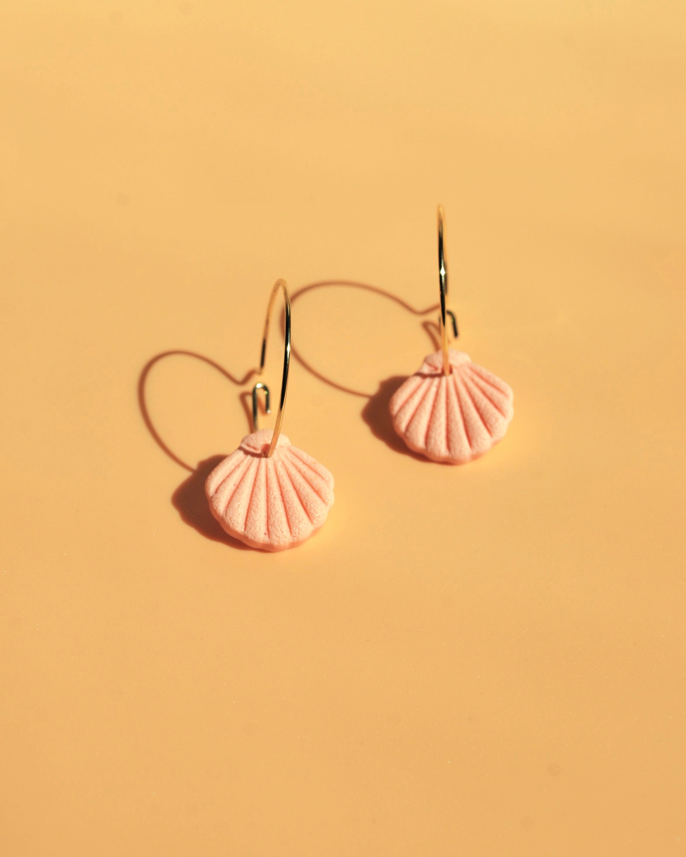 Goldene Creolen mit maritimem Flair – handgemacht