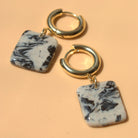 Federleichte Creolen mit strukturierter Marmoroptik