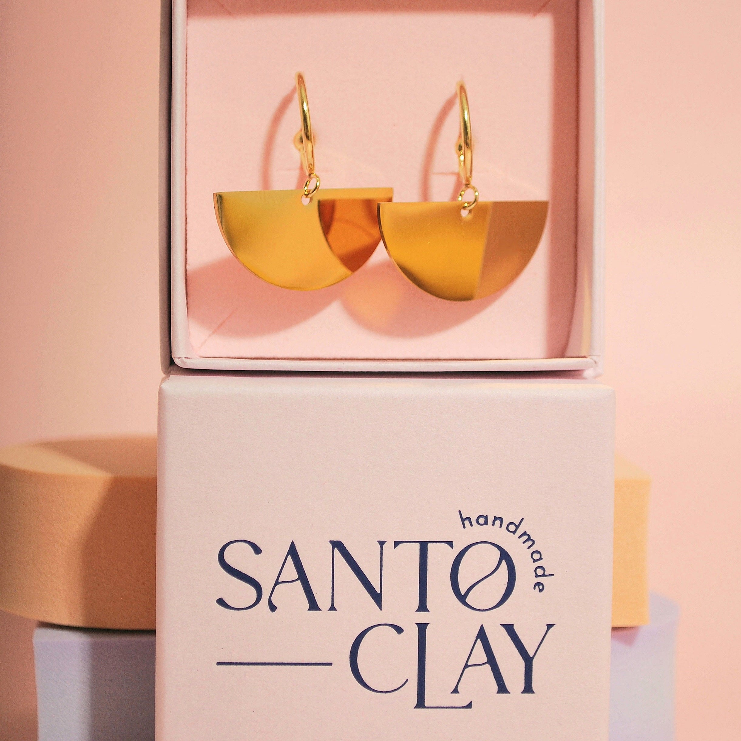 Vergoldete Statement-Creolen mit architektonischem Look