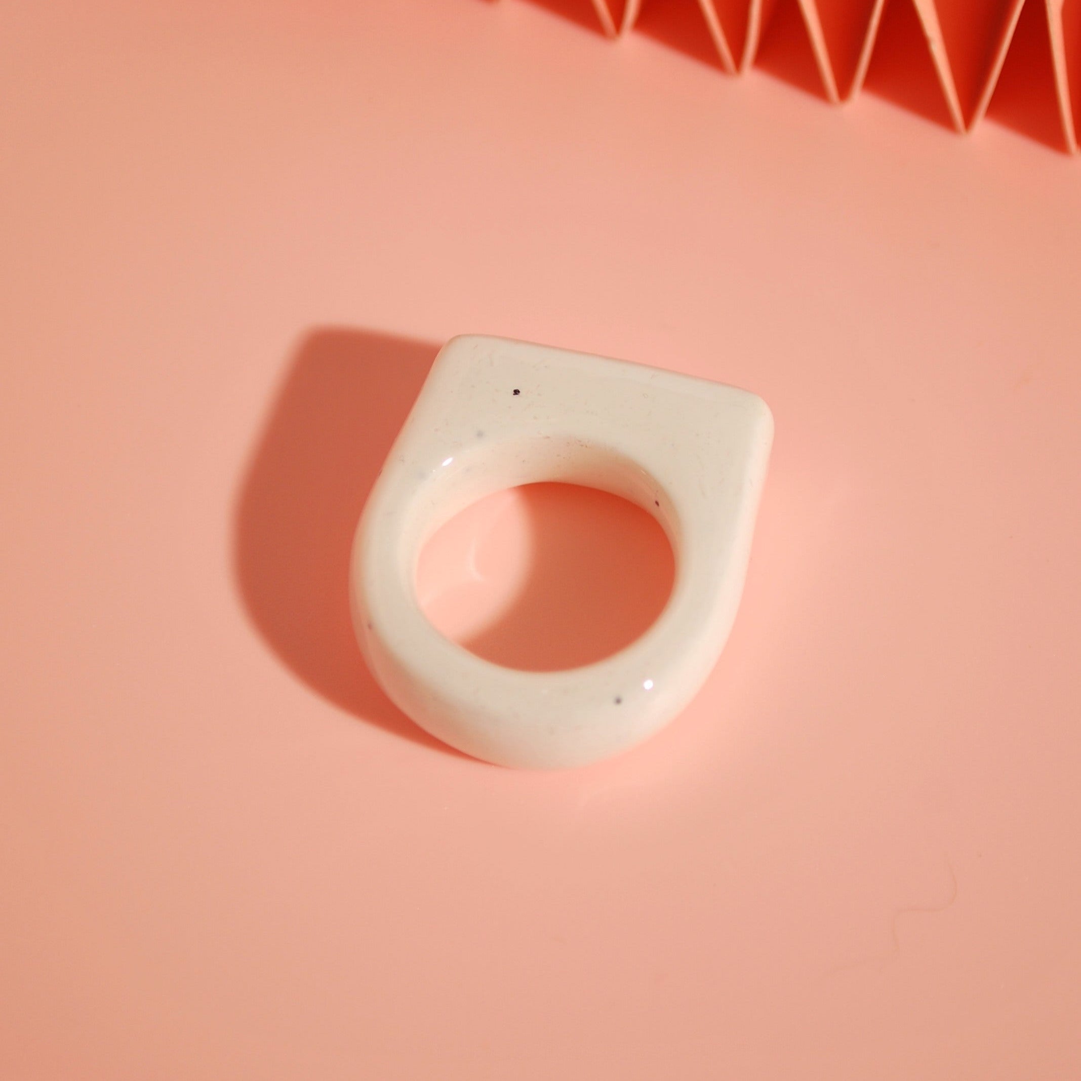 Weißer Statement-Ring aus Polymer Clay im Keramiklook