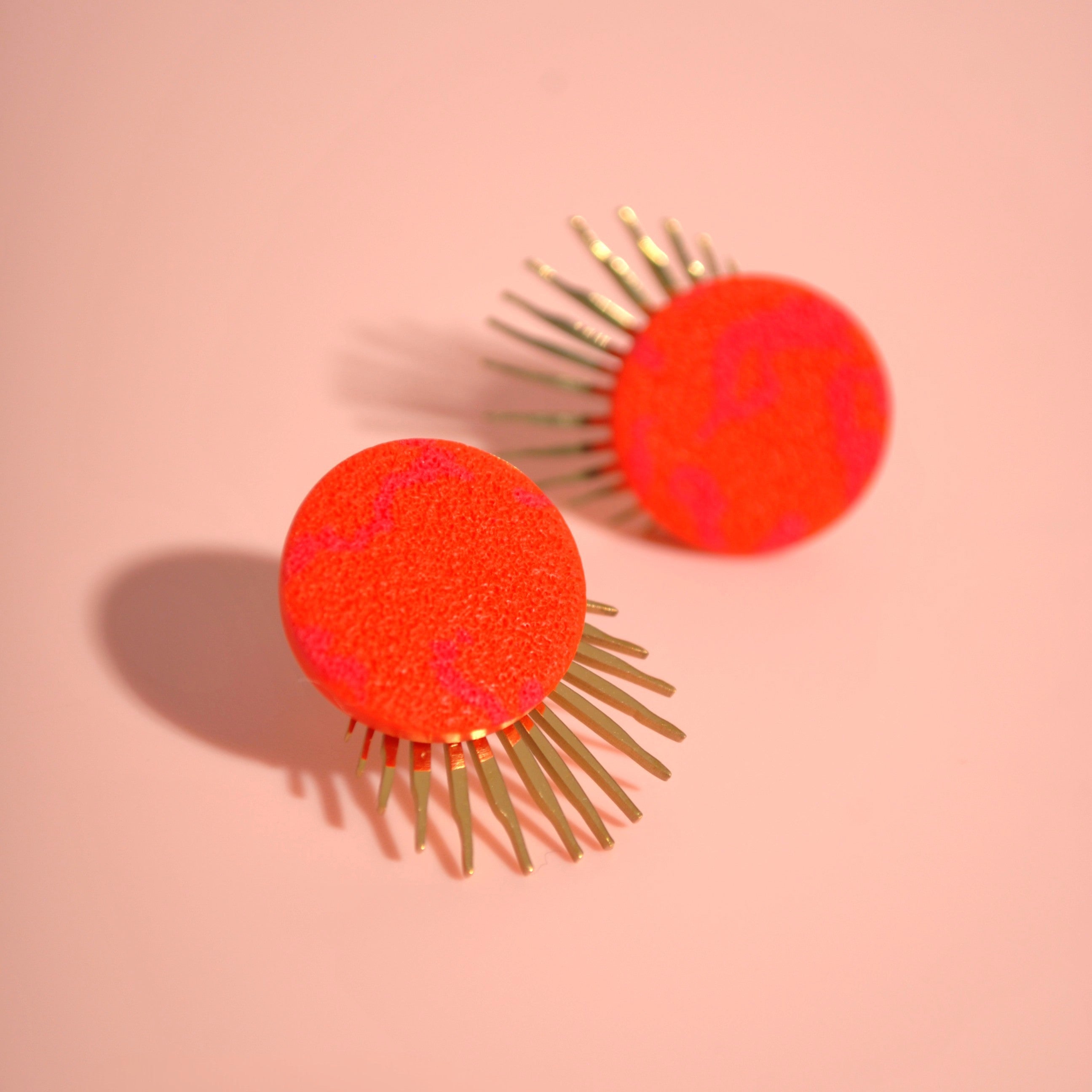 Santoclay Ohrstecker – 24K vergoldet & federleicht