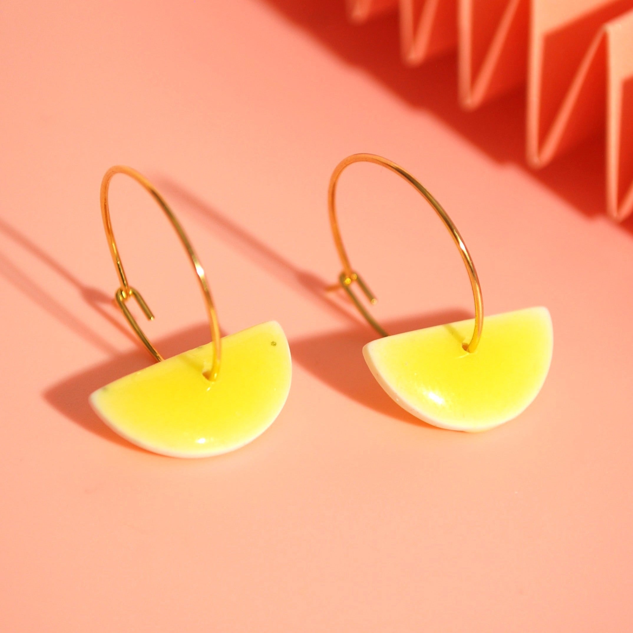 Gelbe Statement-Creolen mit 24K vergoldetem Edelstahl