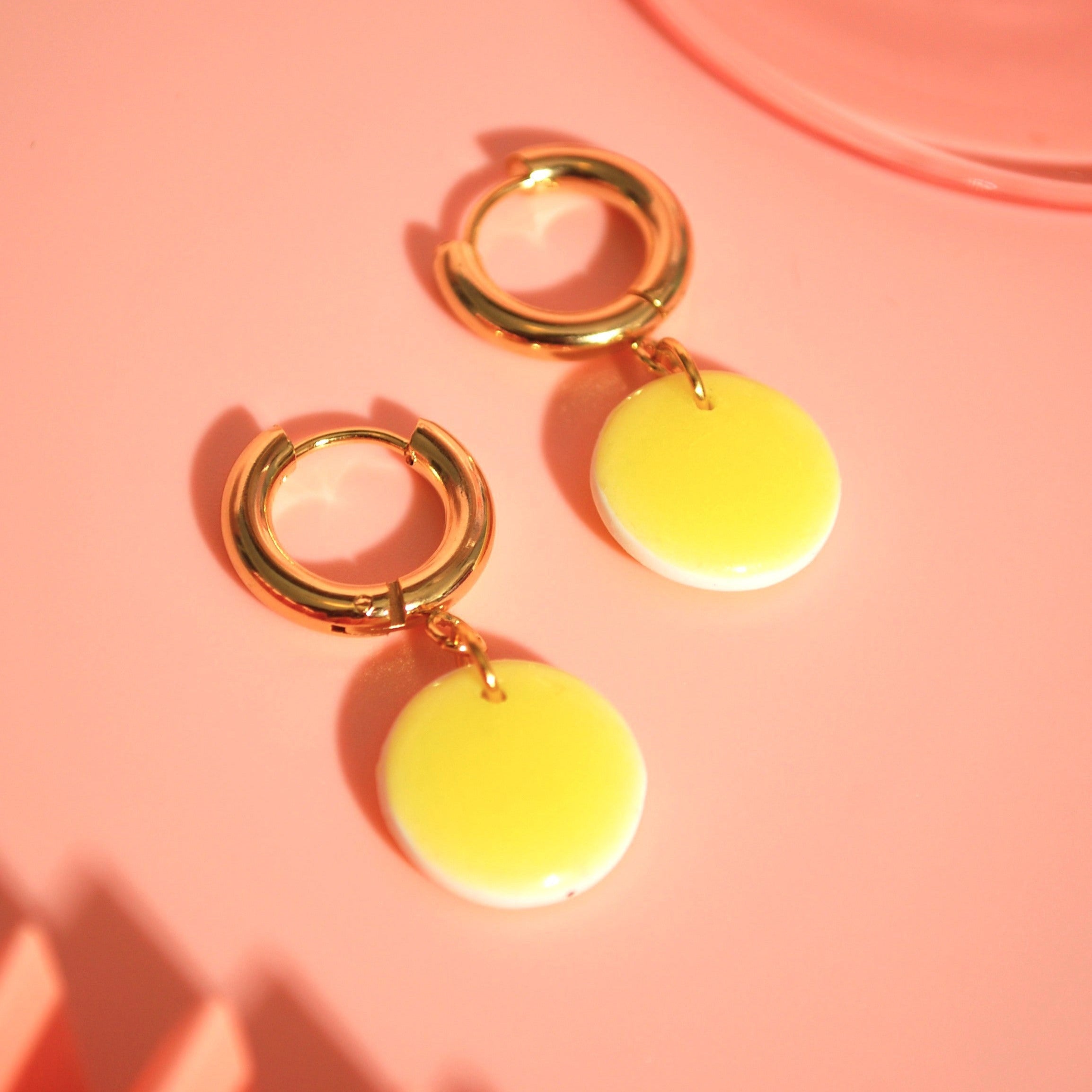 Statement-Creolen in Gelb mit rundem Anhänger